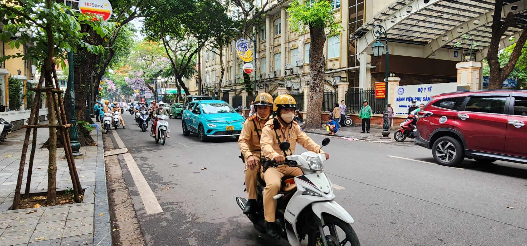 Hà Nội: Cắm chốt kết hợp tuần tra xử lý nghiêm ôtô vi phạm dừng đỗ- Ảnh 1.