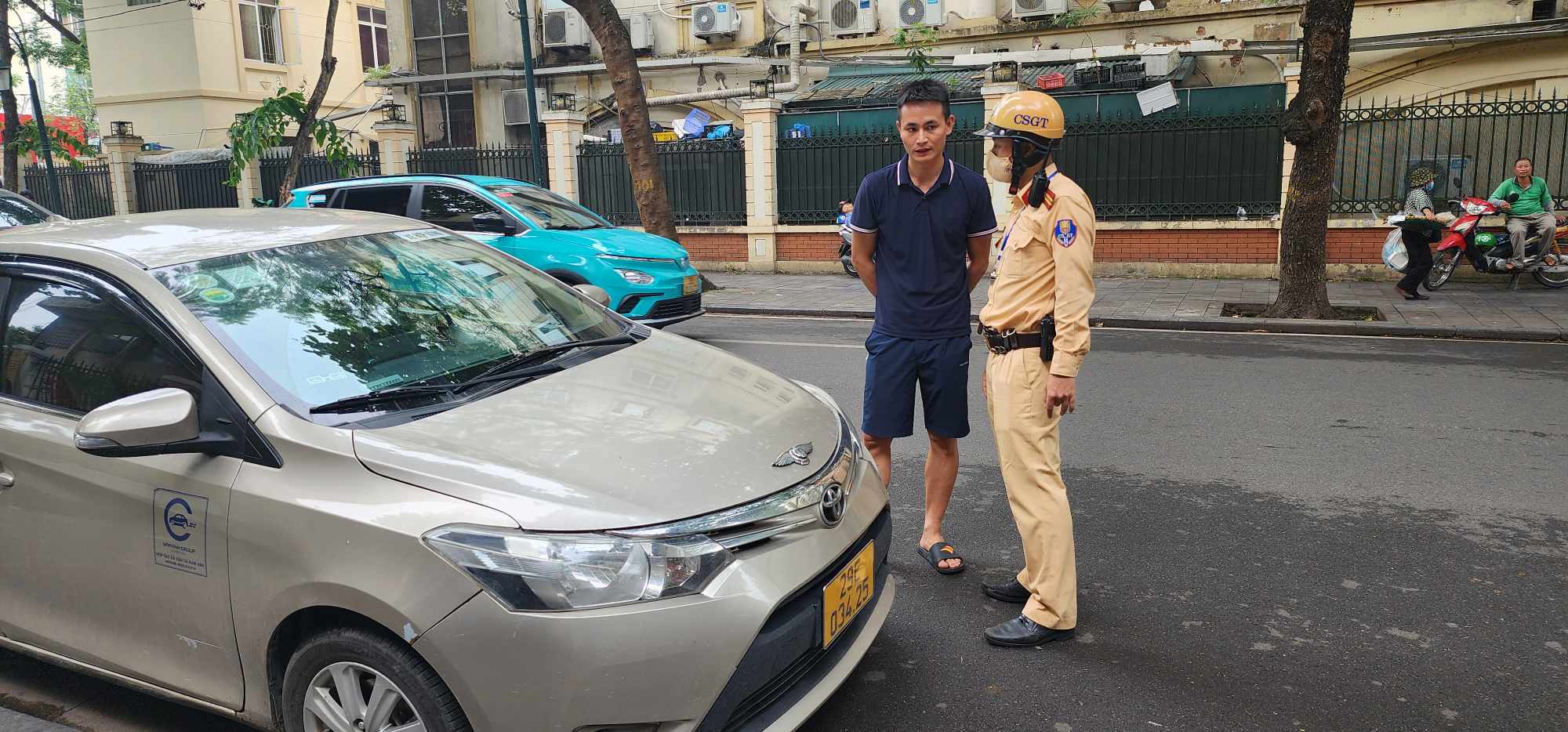 Hà Nội: Cắm chốt kết hợp tuần tra xử lý nghiêm ôtô vi phạm dừng đỗ- Ảnh 2.