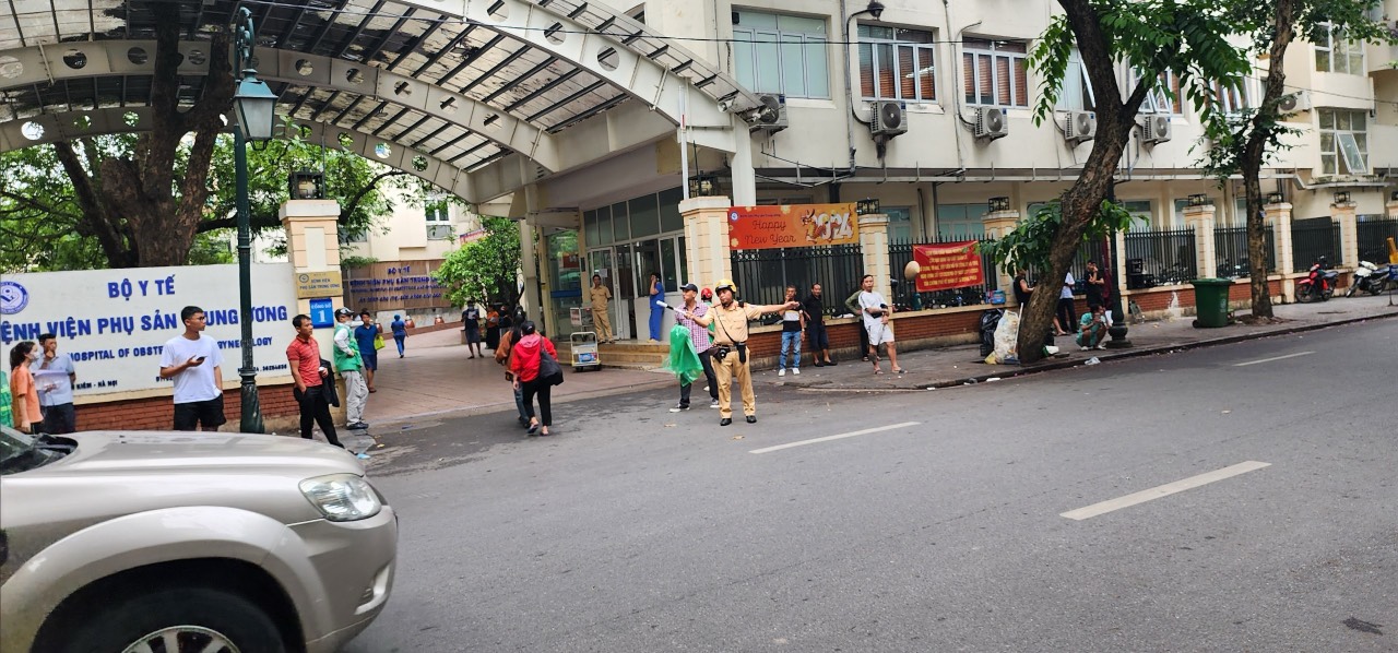 Hà Nội: Cắm chốt kết hợp tuần tra xử lý nghiêm ôtô vi phạm dừng đỗ- Ảnh 6.