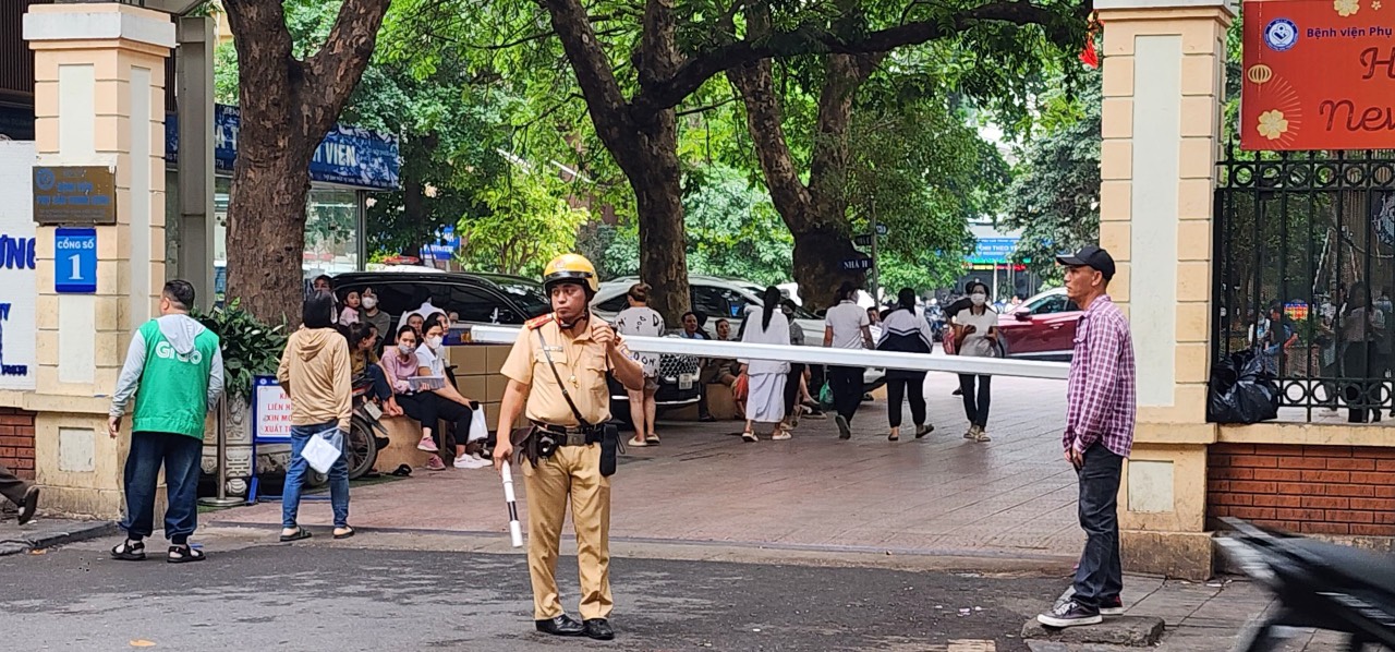 Hà Nội: Cắm chốt kết hợp tuần tra xử lý nghiêm ôtô vi phạm dừng đỗ- Ảnh 5.