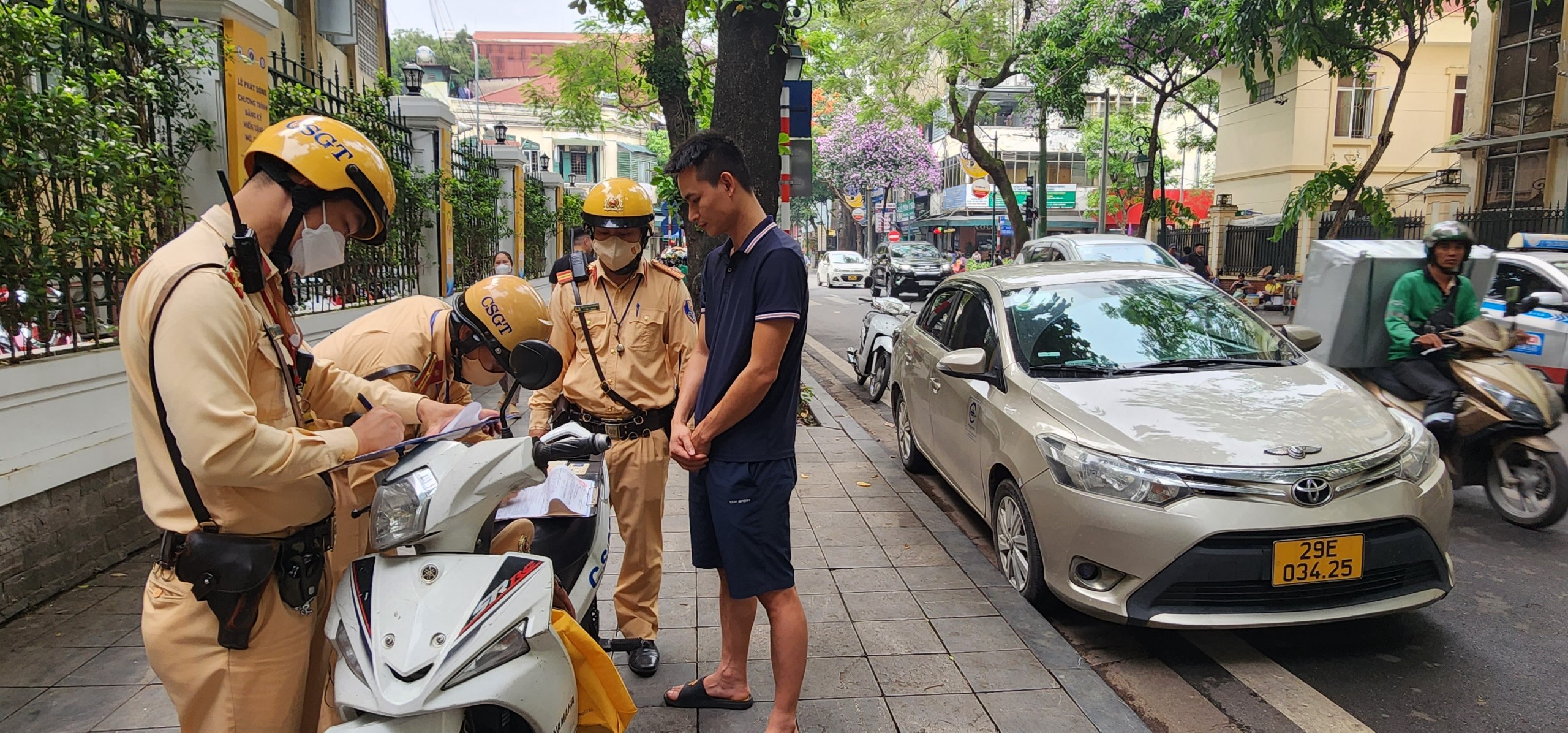 Hà Nội: Cắm chốt kết hợp tuần tra xử lý nghiêm ôtô vi phạm dừng đỗ- Ảnh 4.