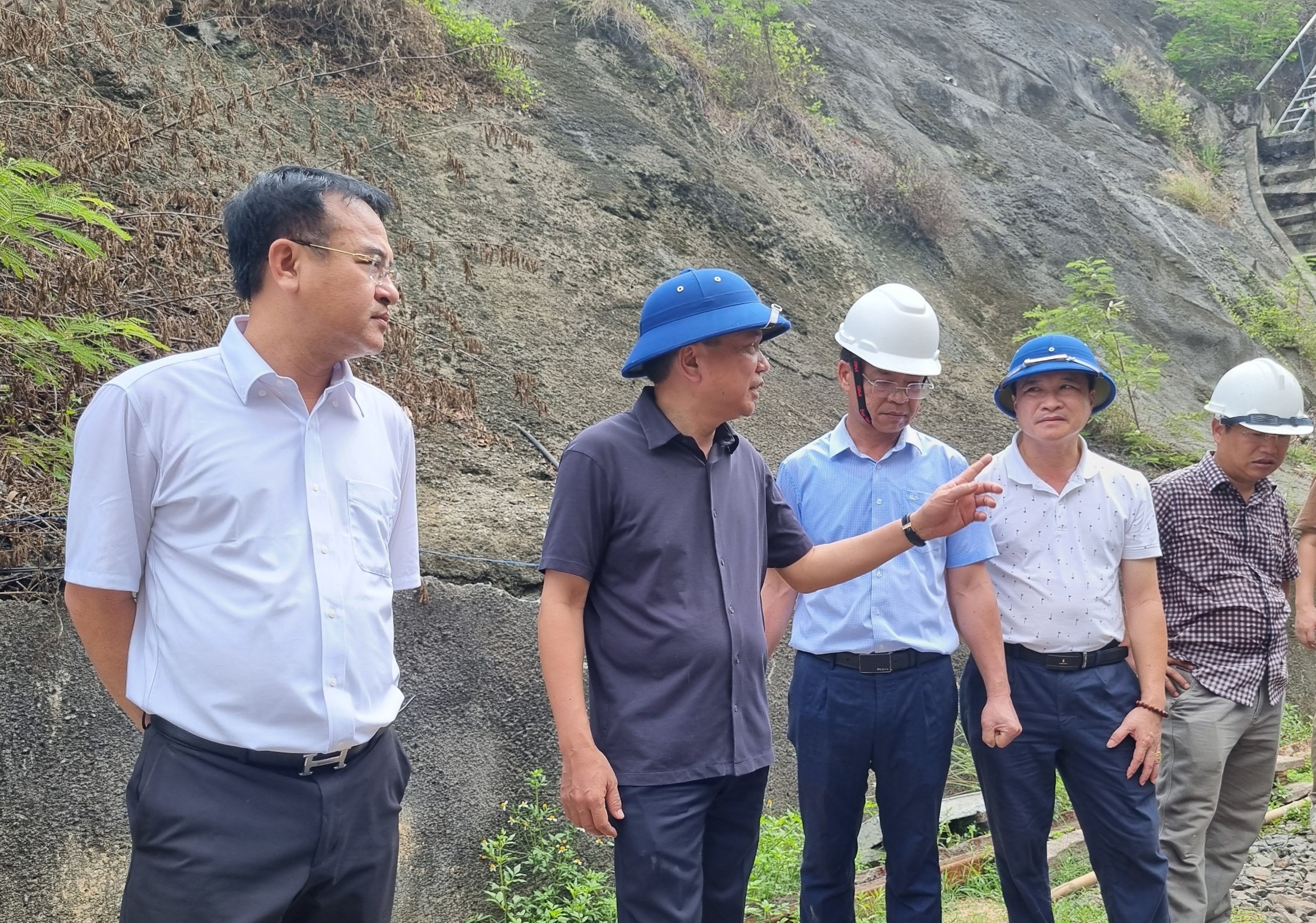 Thứ trưởng Nguyễn Danh Huy: Nỗ lực thông tàu qua hầm Chí Thạnh trong 2 - 3 ngày tới- Ảnh 1. Thứ trưởng Nguyễn Danh Huy: Nỗ lực thông tàu qua hầm Chí Thạnh trong 2 - 3 ngày tới- Ảnh 1.