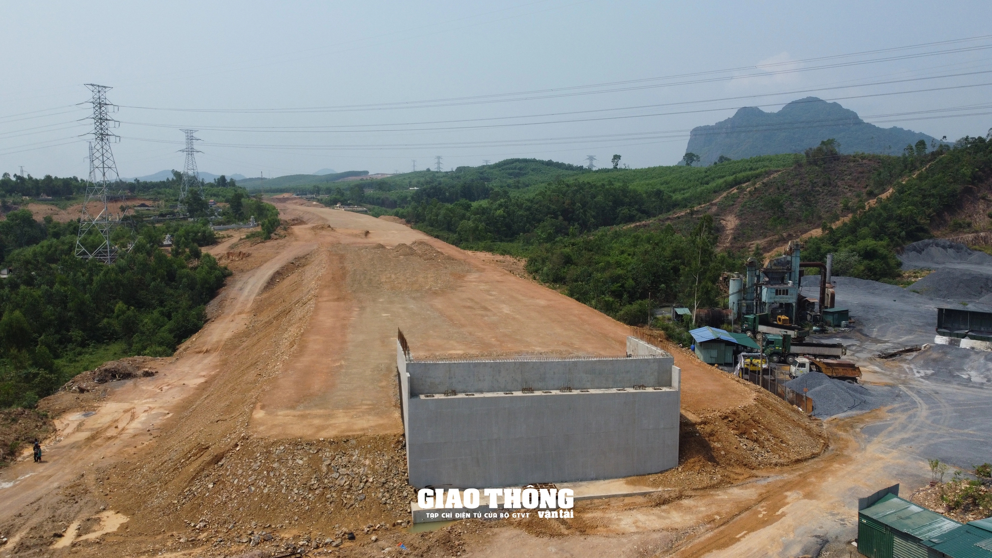 Nỗ lực gỡ vướng mặt bằng phục vụ thi công cao tốc qua địa bàn 2 tỉnh Quảng Trị và Quảng Bình- Ảnh 4. Nỗ lực gỡ vướng mặt bằng phục vụ thi công cao tốc qua địa bàn 2 tỉnh Quảng Trị và Quảng Bình- Ảnh 4.