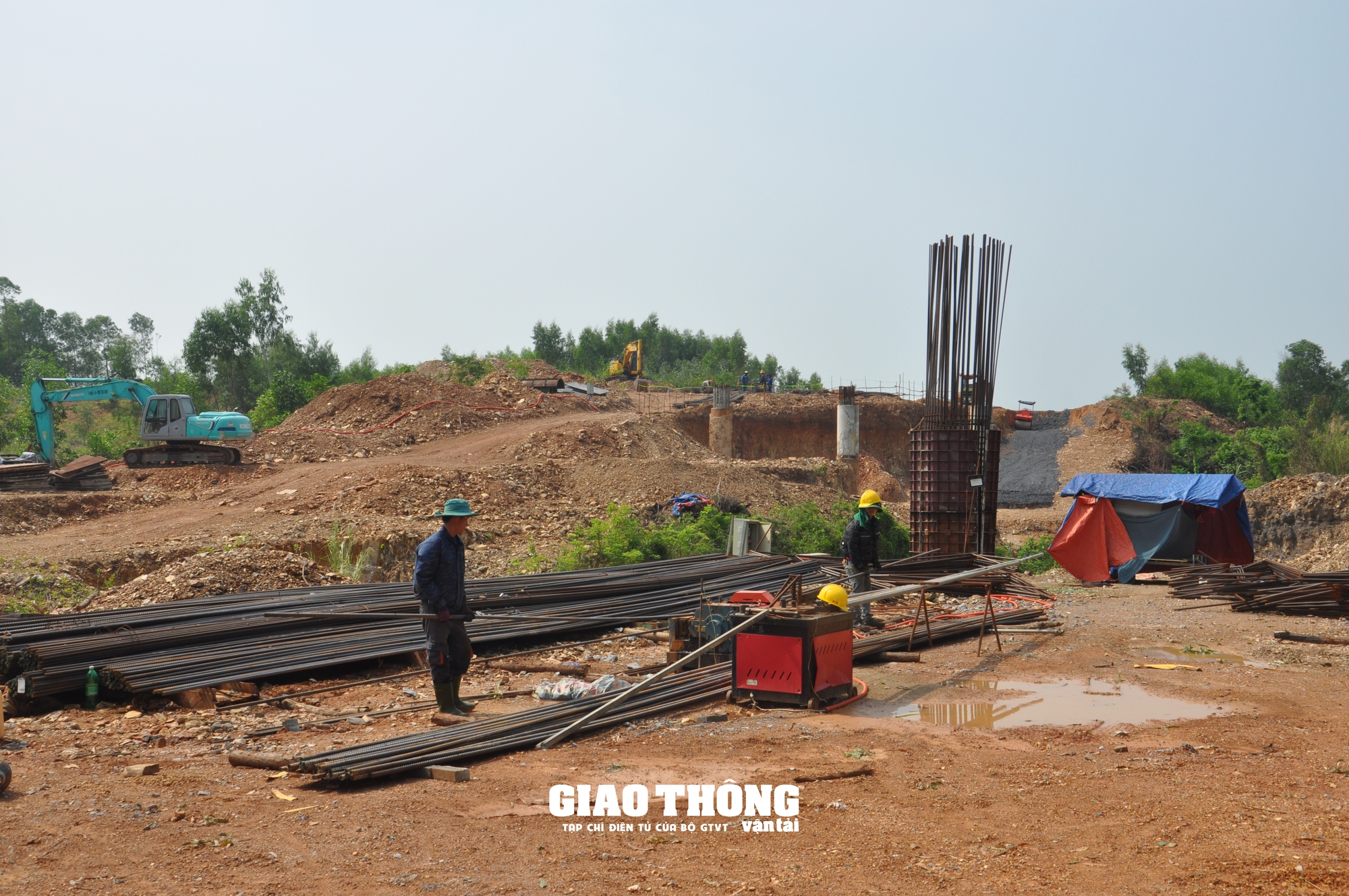 Nỗ lực gỡ vướng mặt bằng phục vụ thi công cao tốc qua địa bàn 2 tỉnh Quảng Trị và Quảng Bình- Ảnh 13. Nỗ lực gỡ vướng mặt bằng phục vụ thi công cao tốc qua địa bàn 2 tỉnh Quảng Trị và Quảng Bình- Ảnh 13.