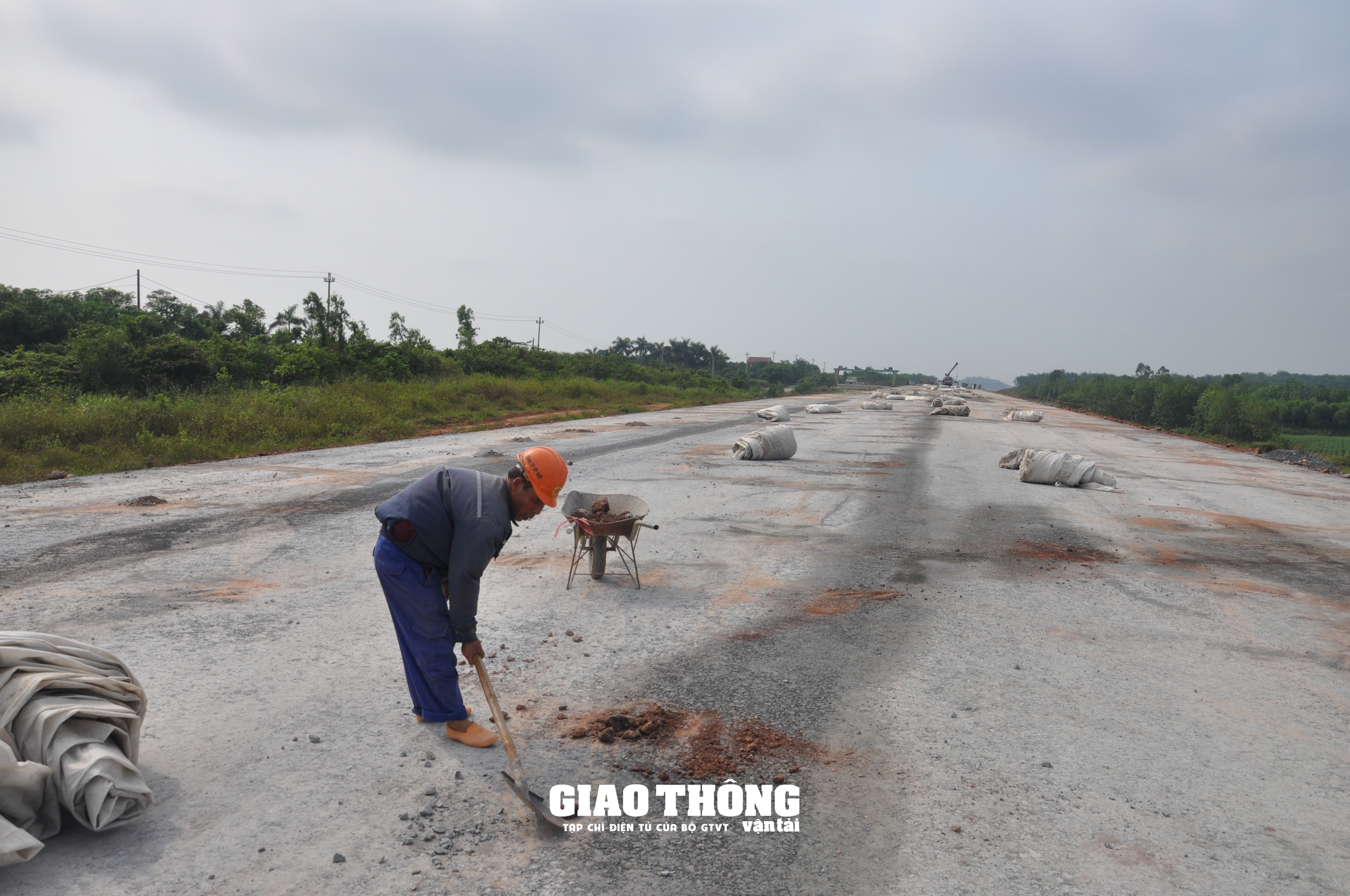 Nỗ lực gỡ vướng mặt bằng phục vụ thi công cao tốc qua địa bàn 2 tỉnh Quảng Trị và Quảng Bình- Ảnh 9. Nỗ lực gỡ vướng mặt bằng phục vụ thi công cao tốc qua địa bàn 2 tỉnh Quảng Trị và Quảng Bình- Ảnh 9.