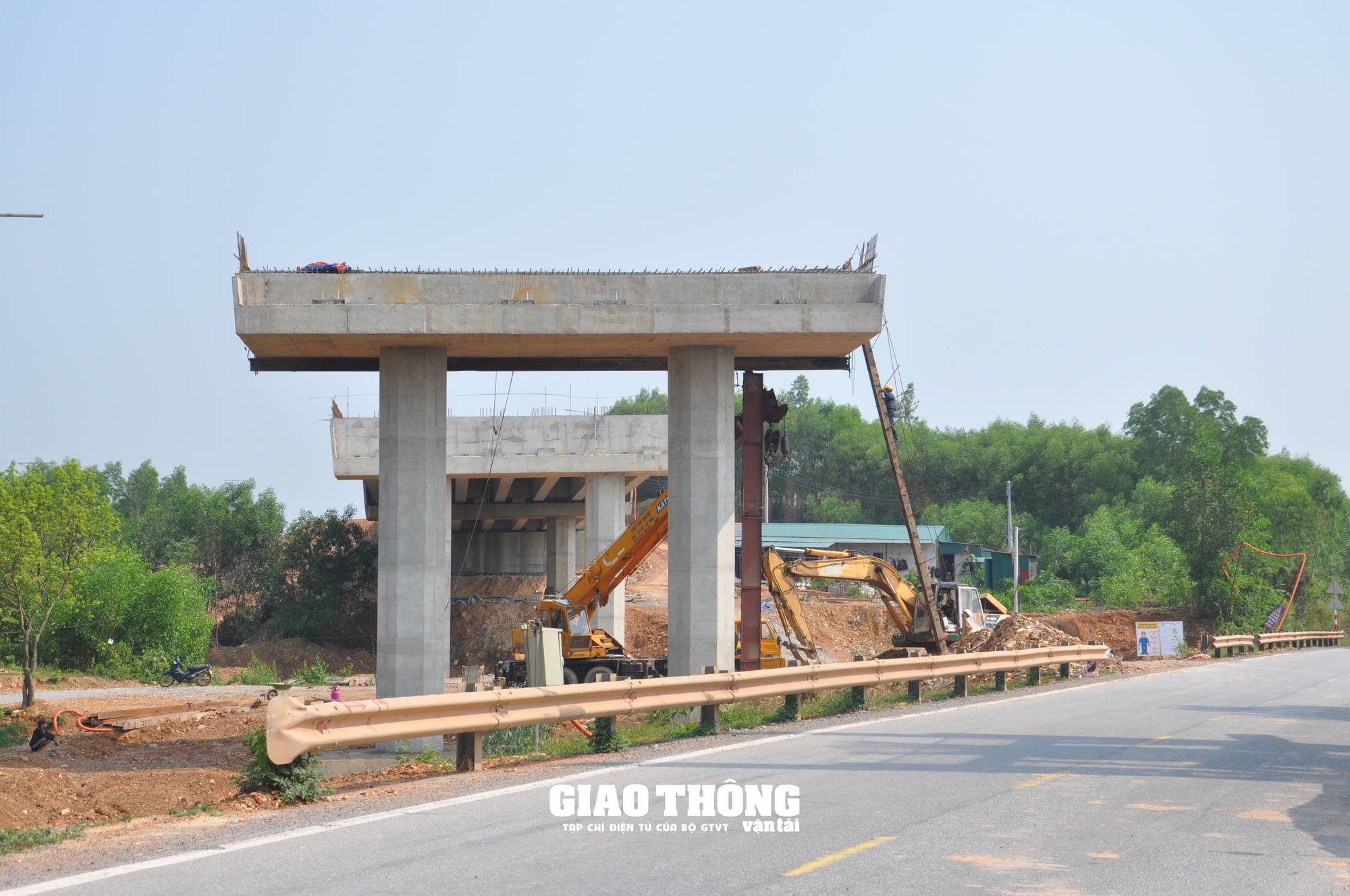 Nỗ lực gỡ vướng mặt bằng phục vụ thi công cao tốc qua địa bàn 2 tỉnh Quảng Trị và Quảng Bình- Ảnh 8. Nỗ lực gỡ vướng mặt bằng phục vụ thi công cao tốc qua địa bàn 2 tỉnh Quảng Trị và Quảng Bình- Ảnh 8.