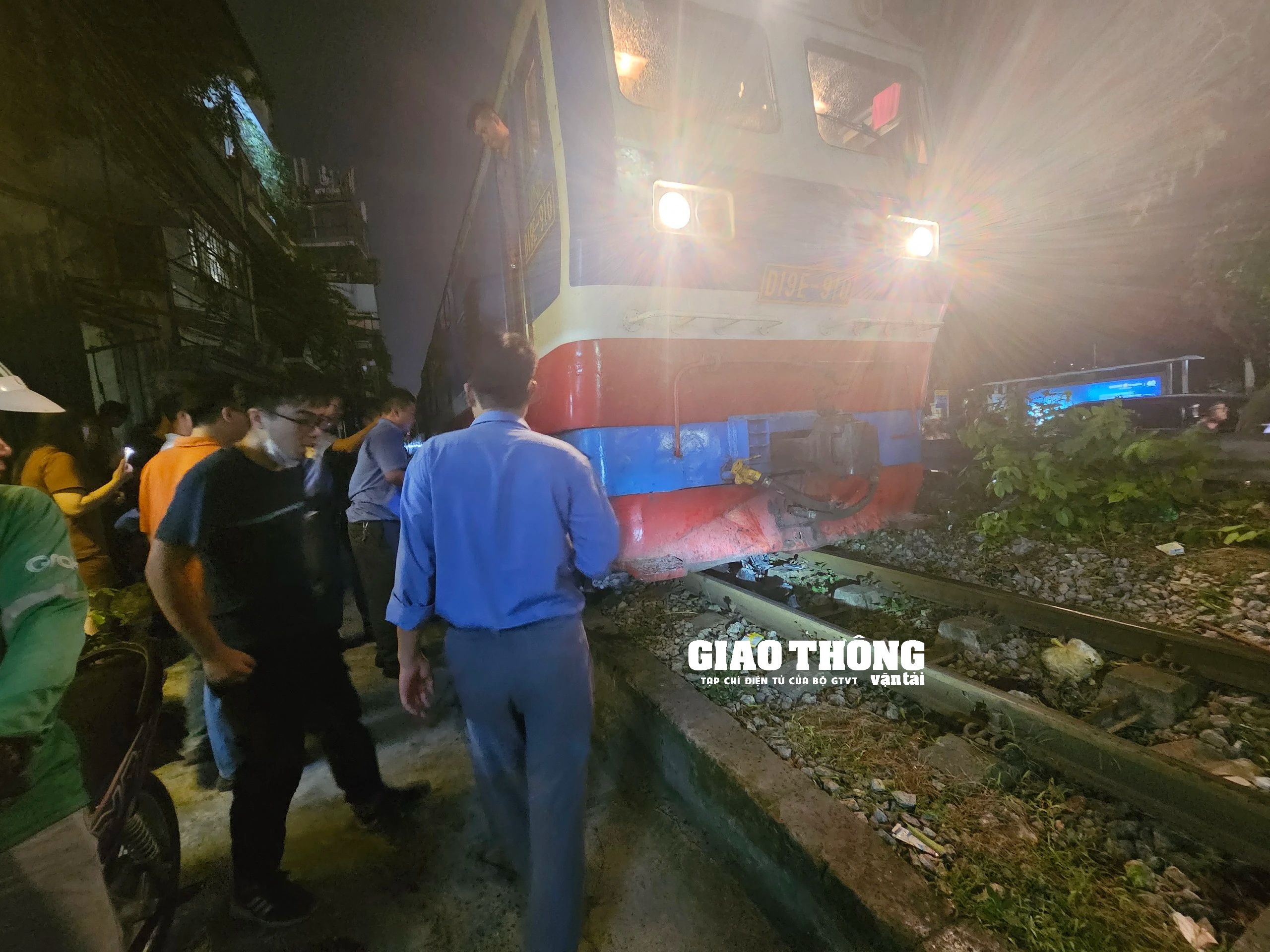 Qua đường sắt không quan sát, người đàn ông bị tàu tông trọng thương, xe máy bị vò nát- Ảnh 1. Qua đường sắt không quan sát, người đàn ông bị tàu tông trọng thương, xe máy bị vò nát- Ảnh 1.