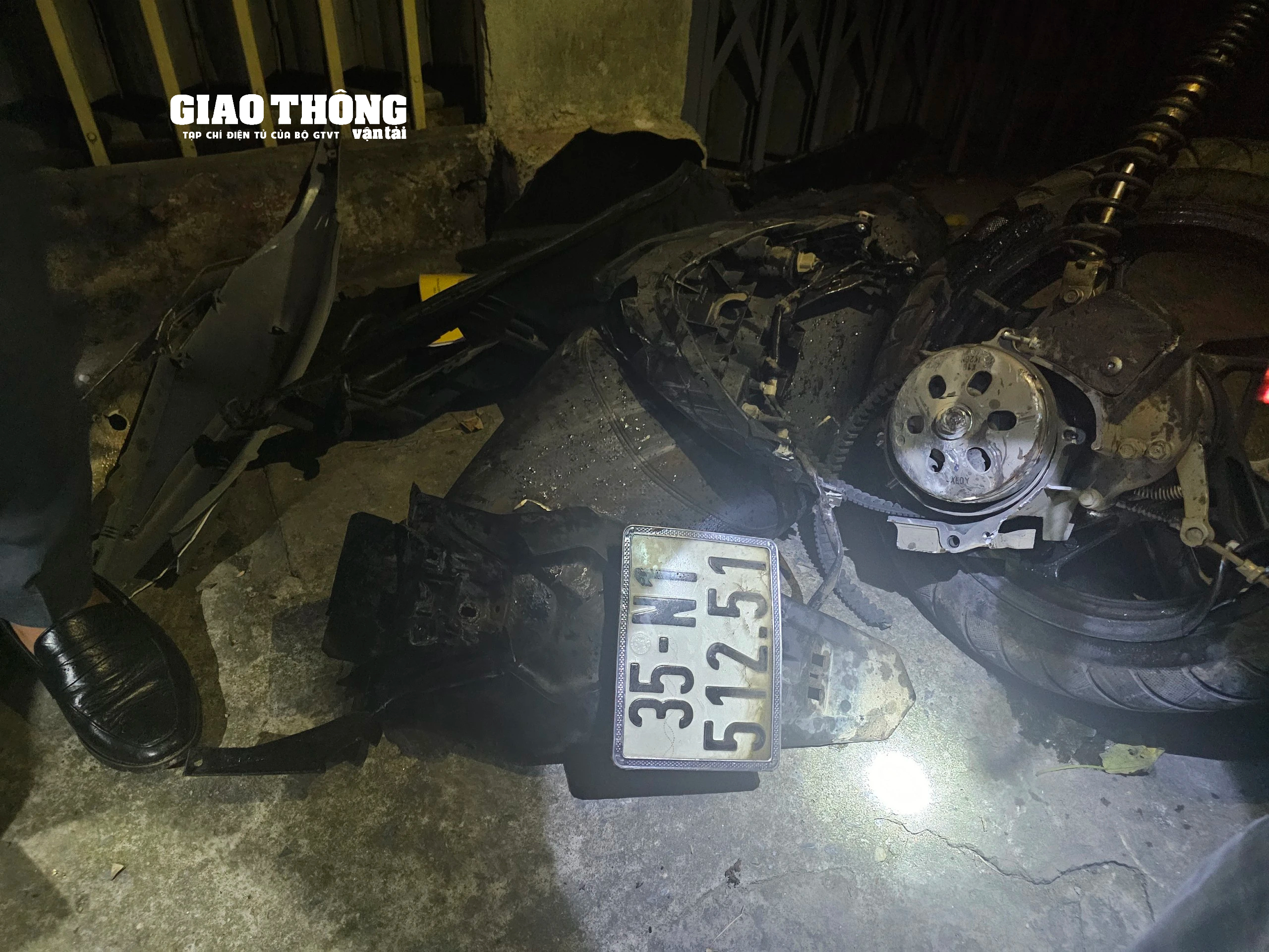 Qua đường sắt không quan sát, người đàn ông bị tàu tông trọng thương, xe máy bị vò nát- Ảnh 2. Qua đường sắt không quan sát, người đàn ông bị tàu tông trọng thương, xe máy bị vò nát- Ảnh 2.