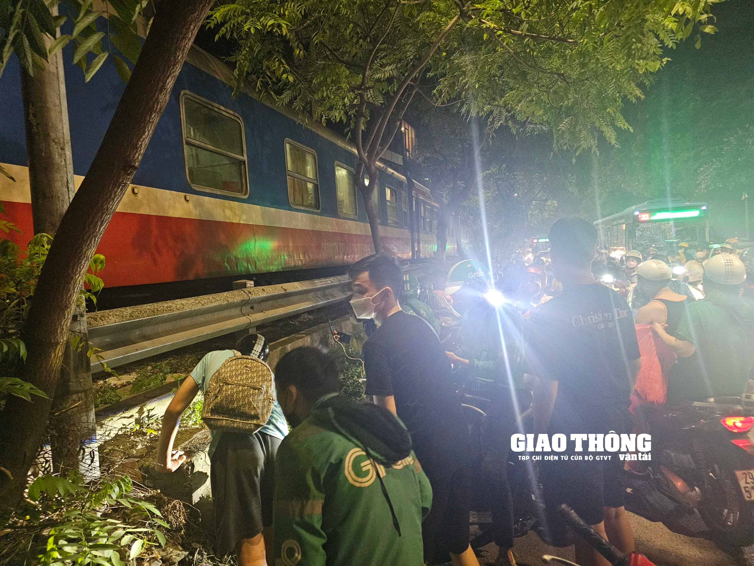 Qua đường sắt không quan sát, người đàn ông bị tàu tông trọng thương, xe máy bị vò nát- Ảnh 3. Qua đường sắt không quan sát, người đàn ông bị tàu tông trọng thương, xe máy bị vò nát- Ảnh 3.