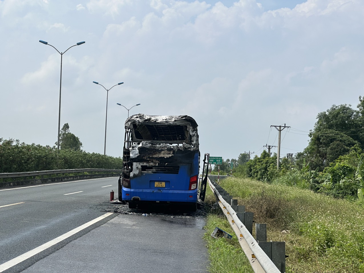 Video: Đang lưu thông trên cao tốc, xe khách bất ngờ bốc cháy- Ảnh 2.