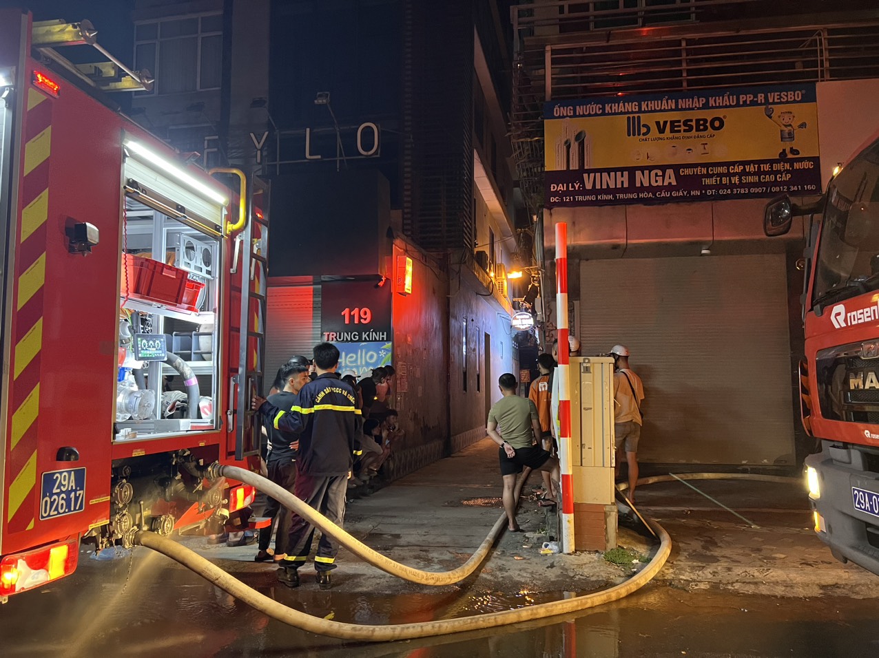 Cháy nhà trọ 14 người tử vong ở Hà Nội: Ngõ hẹp rất cần xe chữa cháy nhỏ- Ảnh 4. Cháy nhà trọ 14 người tử vong ở Hà Nội: Ngõ hẹp rất cần xe chữa cháy nhỏ- Ảnh 4.