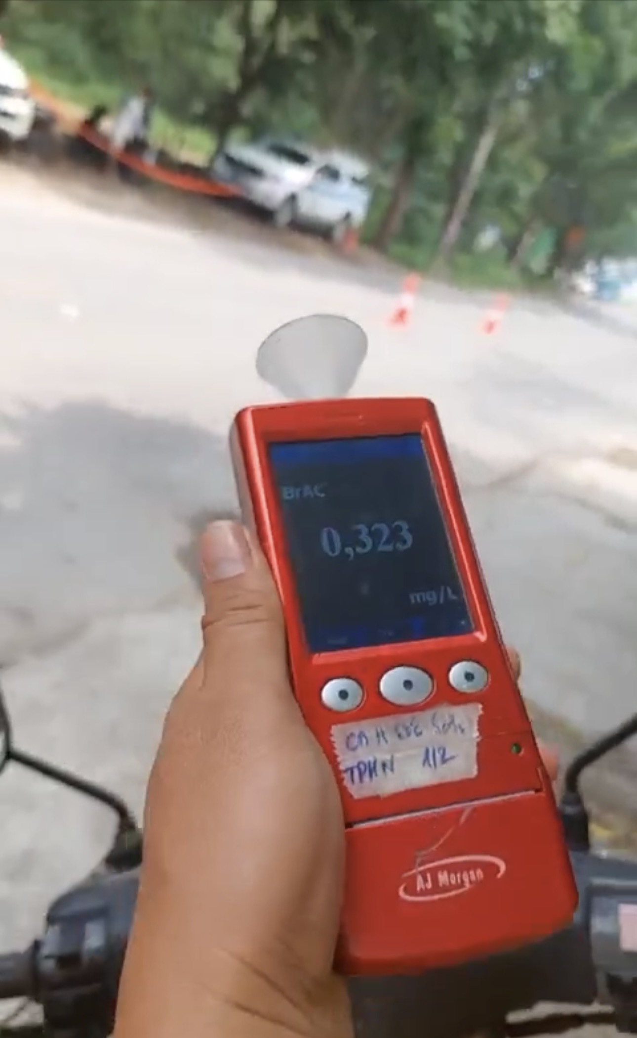 Video: Có nồng độ cồn bị giữ xe, người đàn ông ở Hà Nội lăng mạ rồi tát CSGT- Ảnh 2.