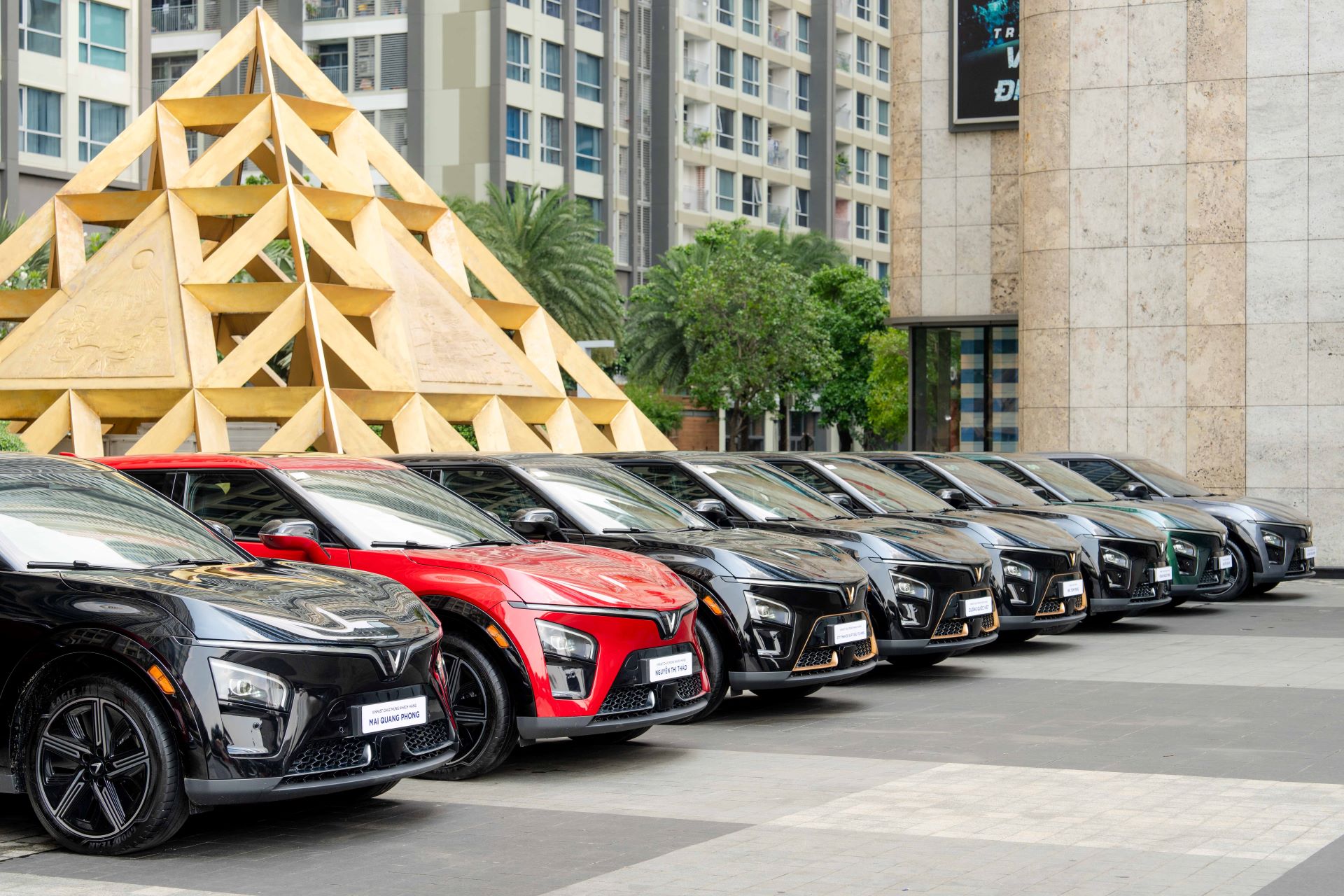 Top 10 xe bán chạy nhất tháng 11/2025: VinFast phủ sóng - Ảnh 1.