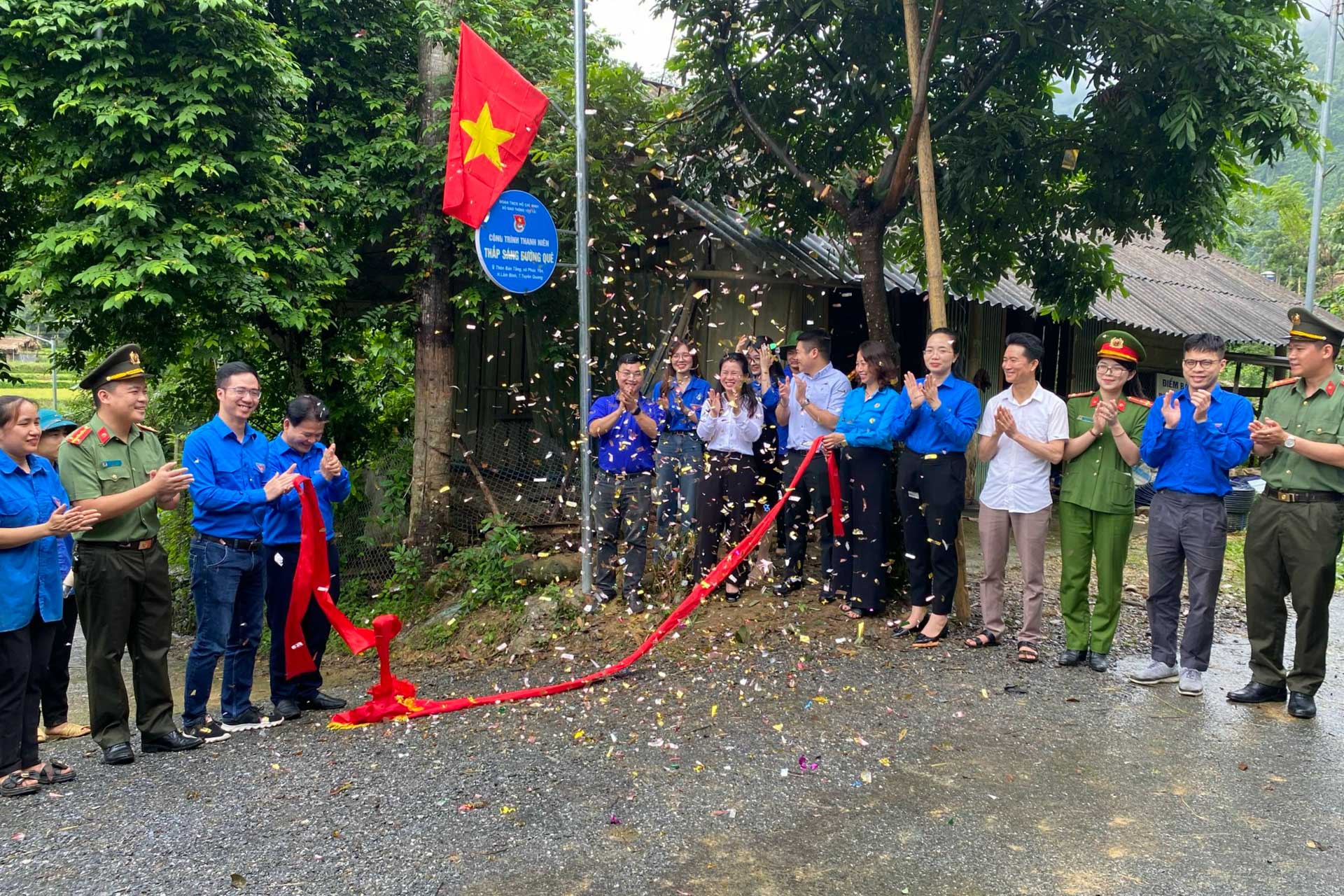 Tuổi trẻ GTVT thắp sáng đường quê tại Tuyên Quang- Ảnh 1. Tuổi trẻ GTVT thắp sáng đường quê tại Tuyên Quang- Ảnh 1.