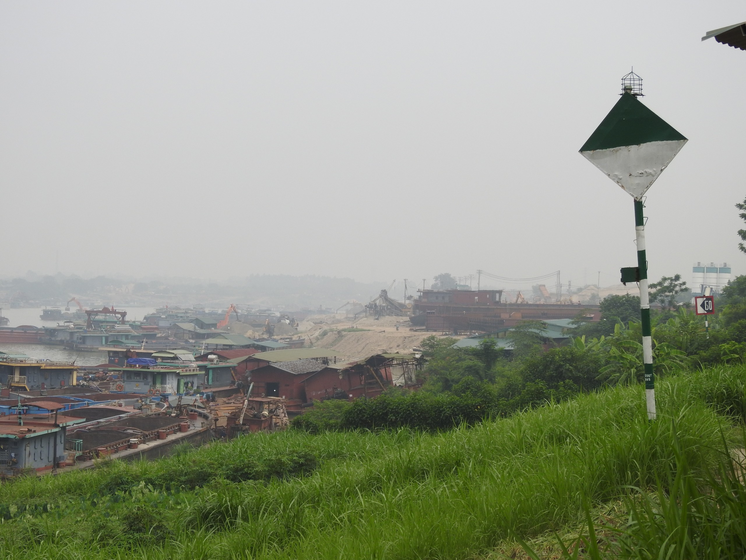 Cả trăm tàu thuyền ngang nhiên chiếm luồng, biến gần 5 Km sông Hồng thành dãy bến thủy nổi- Ảnh 4.