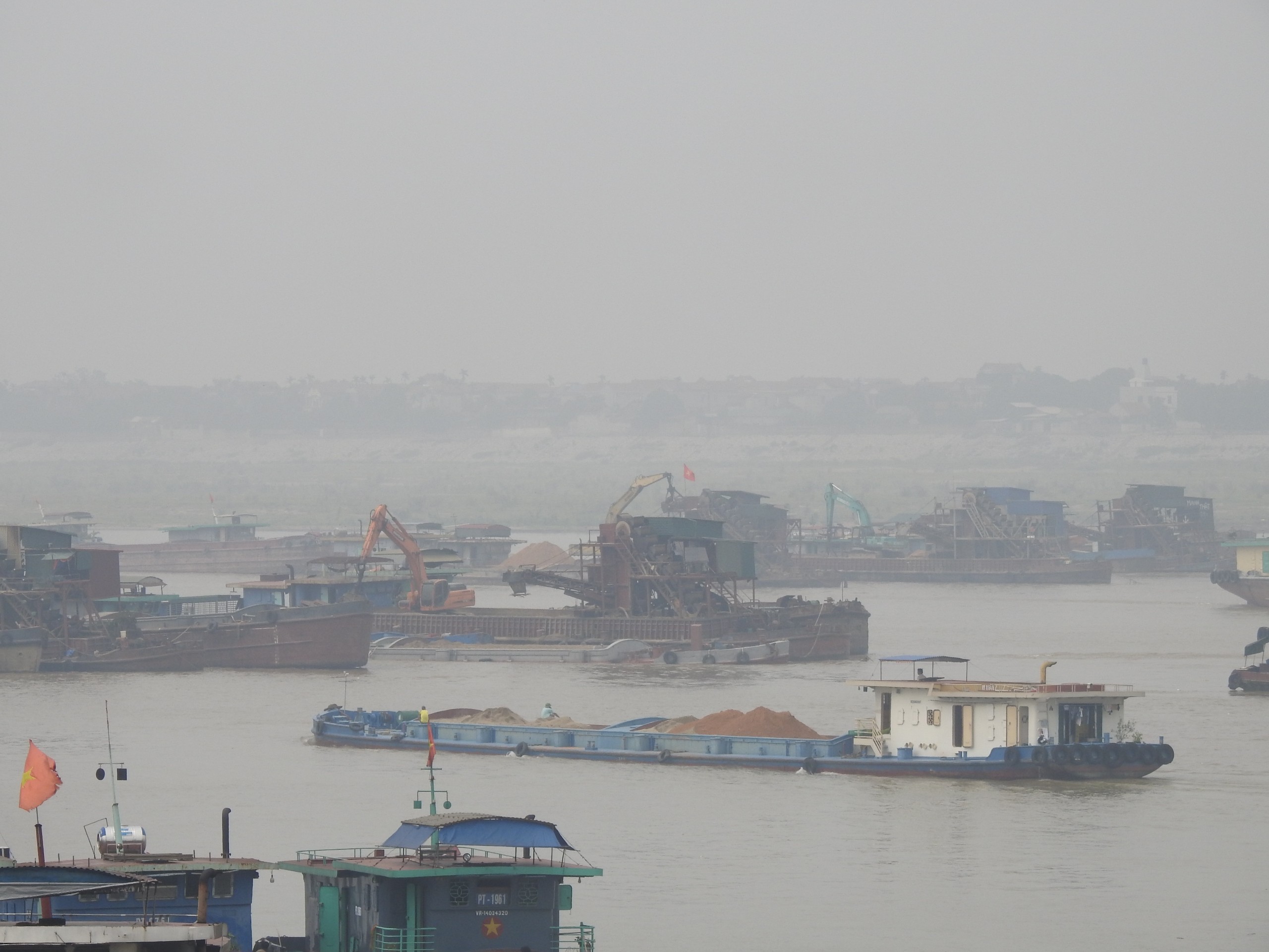 Cả trăm tàu thuyền ngang nhiên chiếm luồng, biến gần 5 Km sông Hồng thành dãy bến thủy nổi- Ảnh 8.
