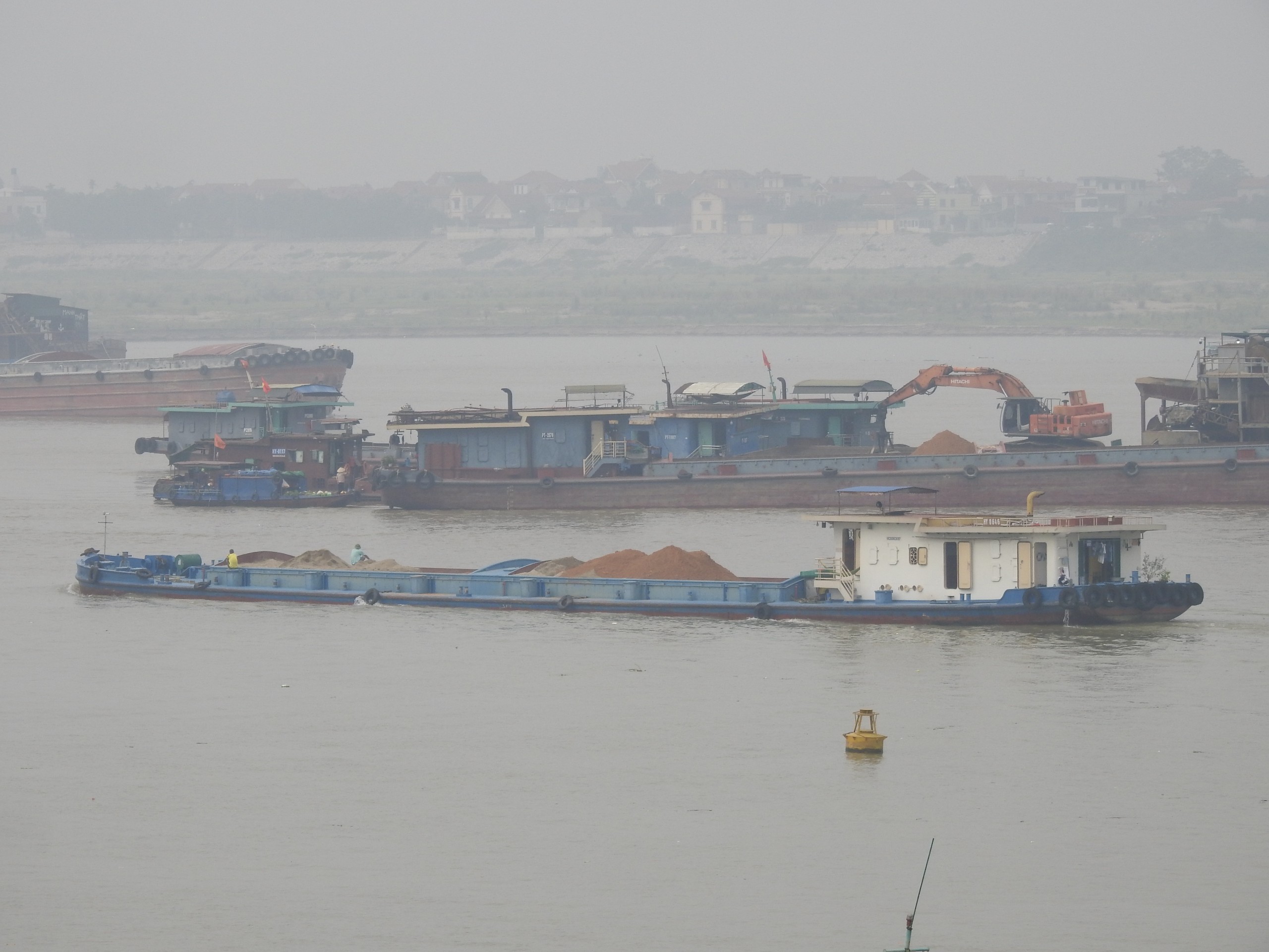 Cả trăm tàu thuyền ngang nhiên chiếm luồng, biến gần 5 Km sông Hồng thành dãy bến thủy nổi- Ảnh 5.