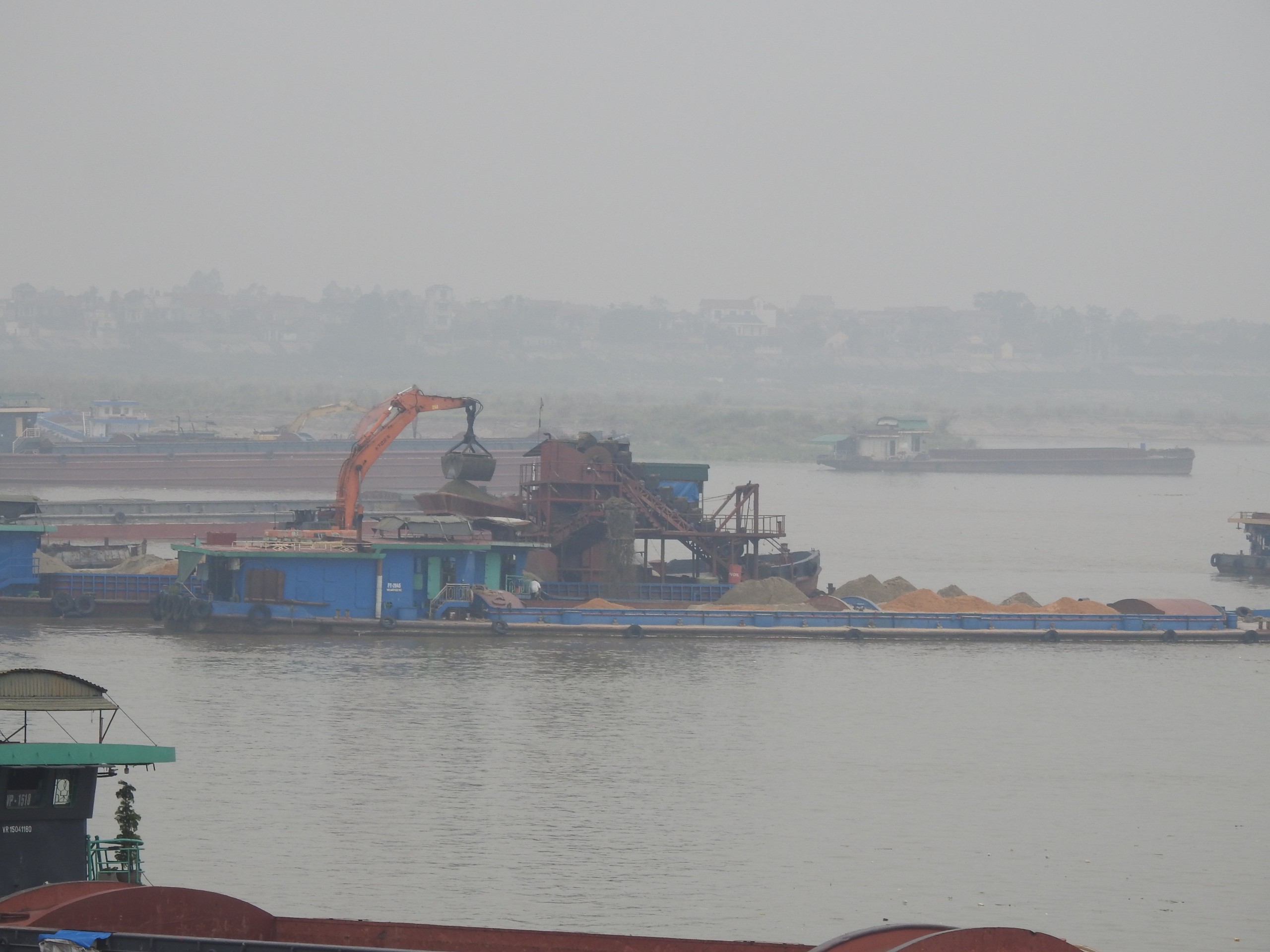 Cả trăm tàu thuyền ngang nhiên chiếm luồng, biến gần 5 Km sông Hồng thành dãy bến thủy nổi- Ảnh 2.