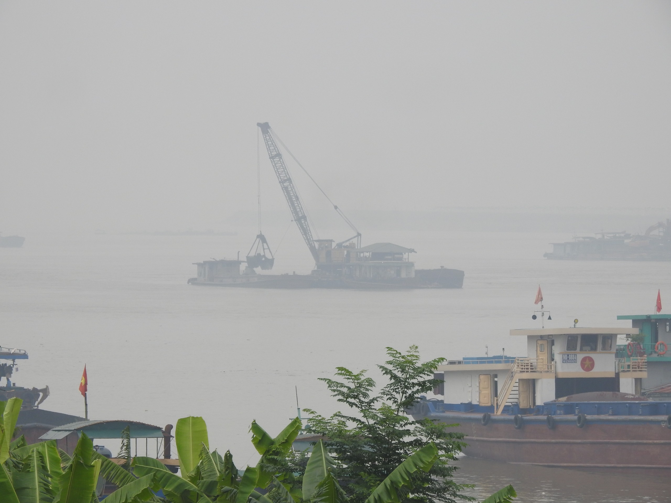 Cả trăm tàu thuyền ngang nhiên chiếm luồng, biến gần 5 Km sông Hồng thành dãy bến thủy nổi- Ảnh 6.