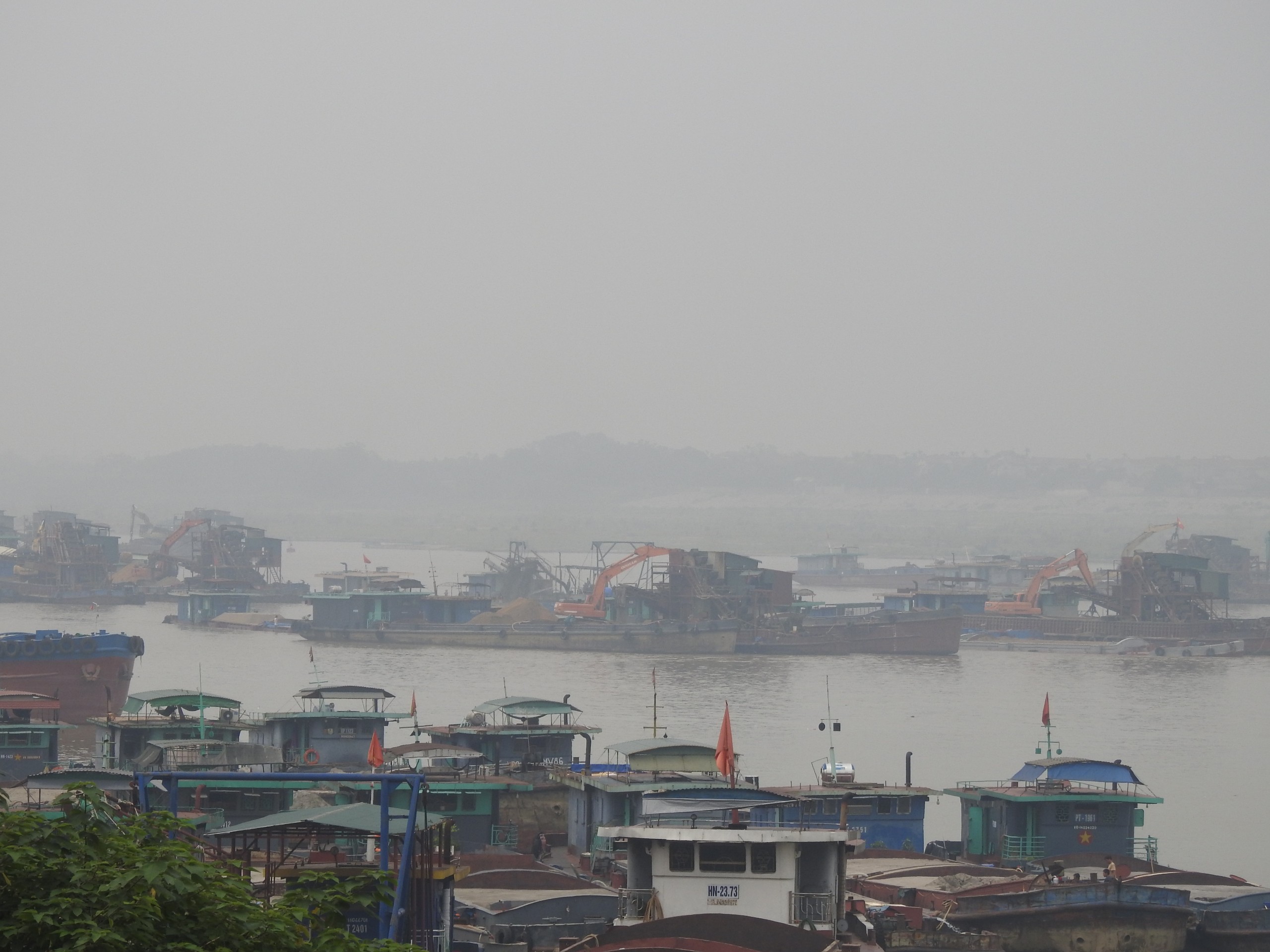 Cả trăm tàu thuyền ngang nhiên chiếm luồng, biến gần 5 Km sông Hồng thành dãy bến thủy nổi- Ảnh 3.