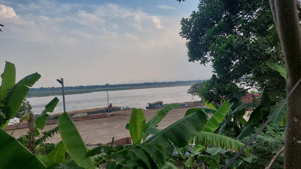 Cả trăm tàu thuyền ngang nhiên chiếm luồng, biến gần 5 Km sông Hồng thành dãy bến thủy nổi- Ảnh 11.