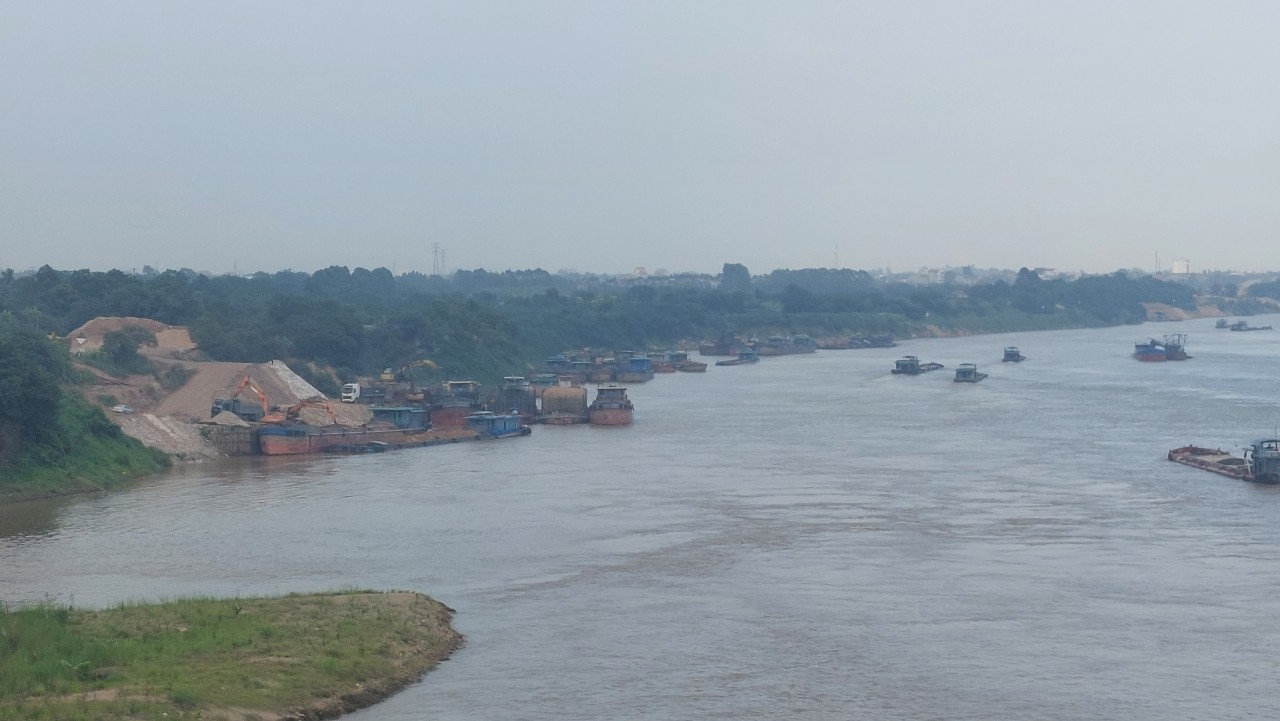 Cả trăm tàu thuyền ngang nhiên chiếm luồng, biến gần 5 Km sông Hồng thành dãy bến thủy nổi- Ảnh 10.