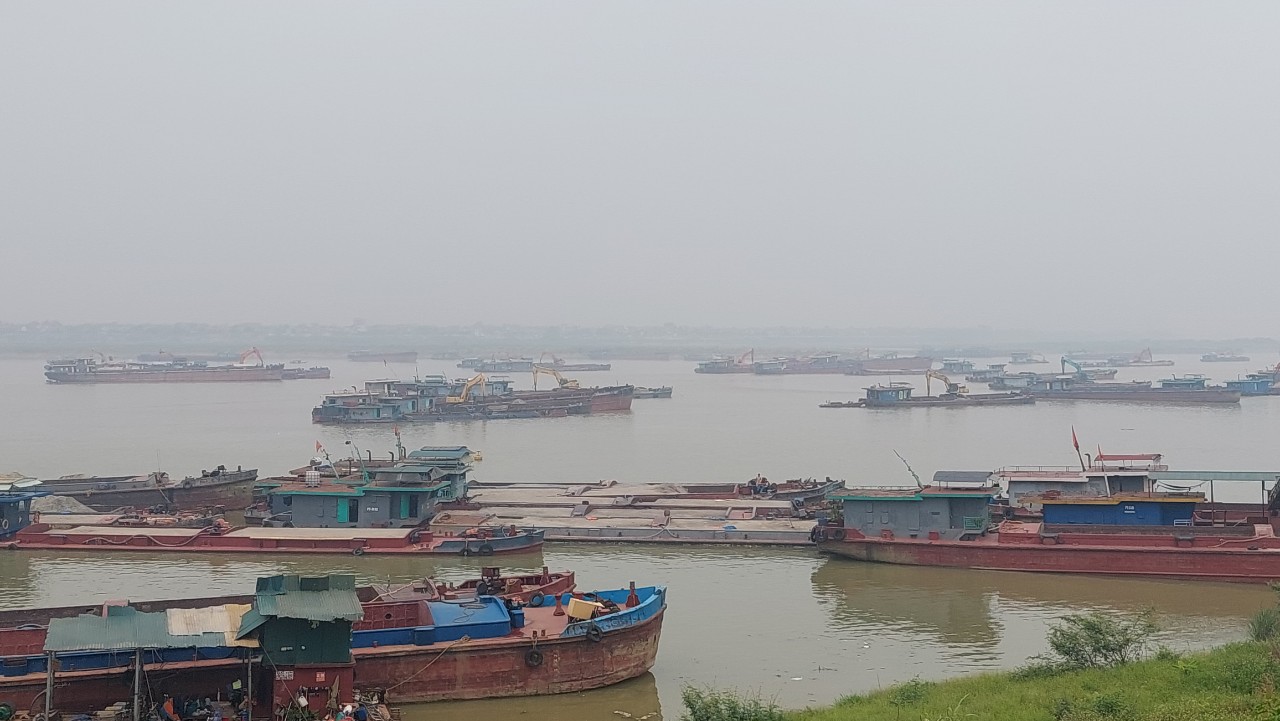 Cả trăm tàu thuyền ngang nhiên chiếm luồng, biến gần 5 Km sông Hồng thành dãy bến thủy nổi- Ảnh 7.