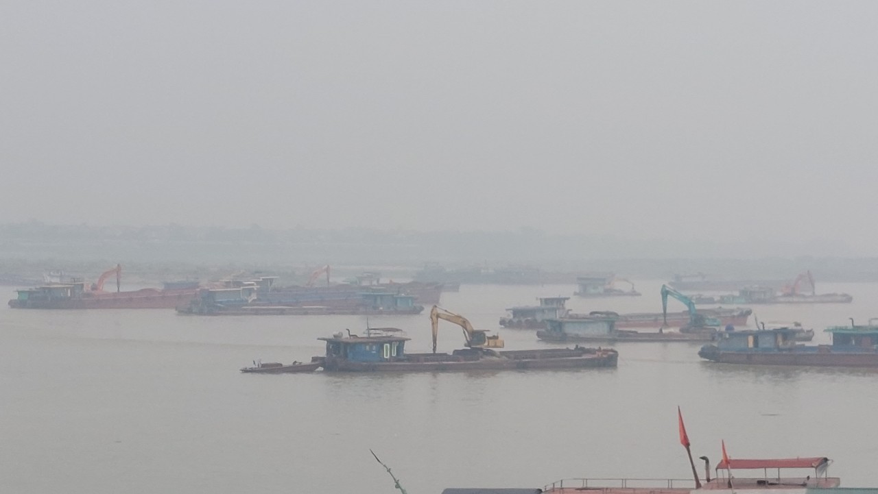 Cả trăm tàu thuyền ngang nhiên chiếm luồng, biến gần 5 Km sông Hồng thành dãy bến thủy nổi- Ảnh 9.