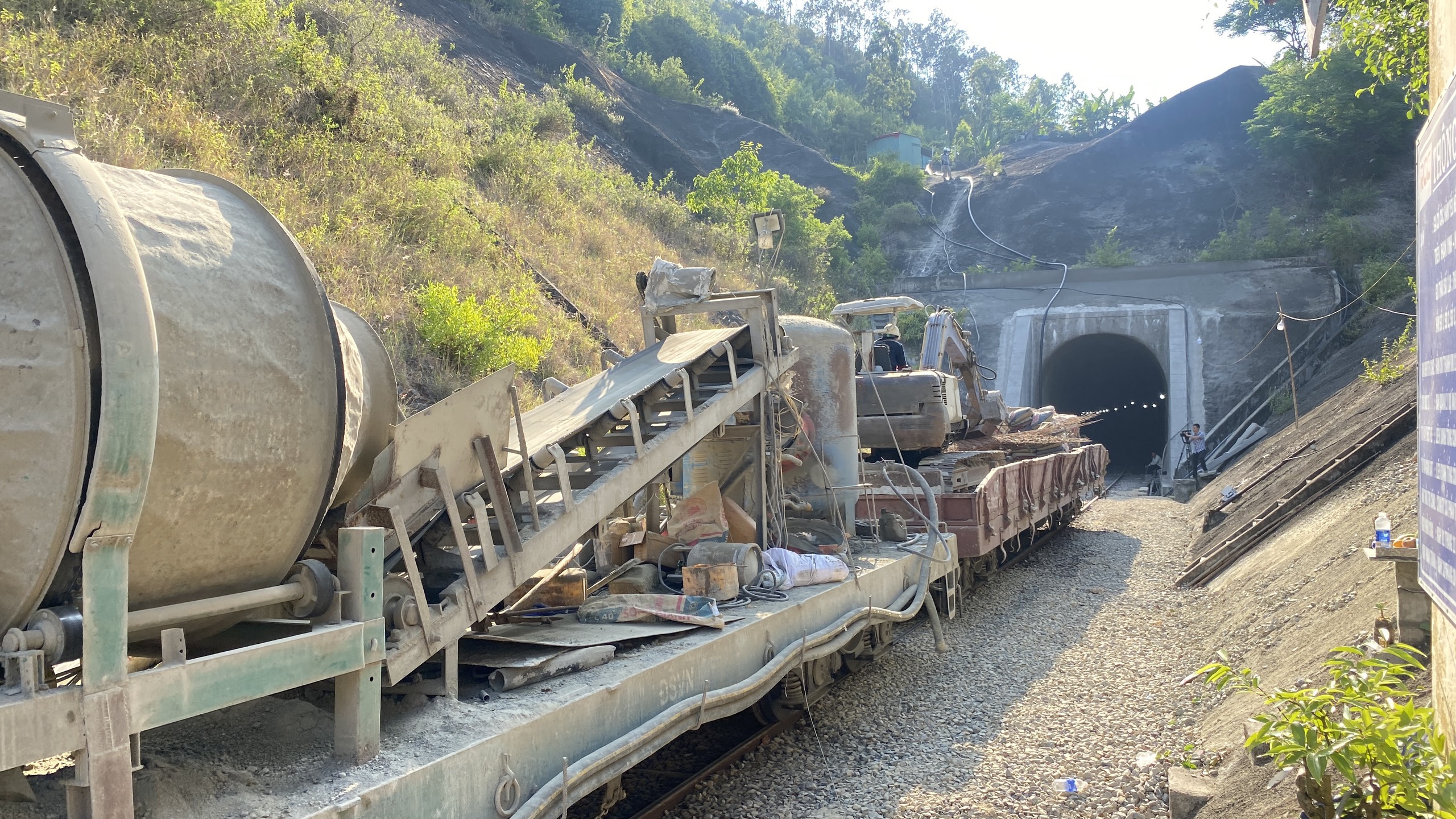 Xuyên ngày đêm khắc phục sự cố sạt lở hầm đường sắt Chí Thạnh, phấn đấu 30/5 thông hầm- Ảnh 1.