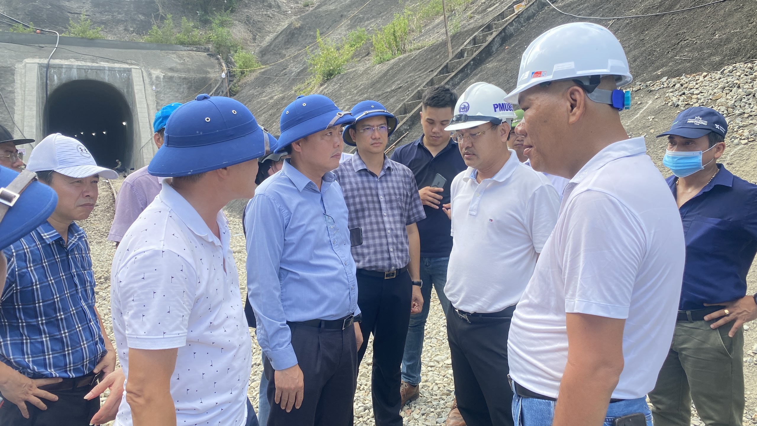 Xuyên ngày đêm khắc phục sự cố sạt lở hầm đường sắt Chí Thạnh, phấn đấu 30/5 thông hầm- Ảnh 9.