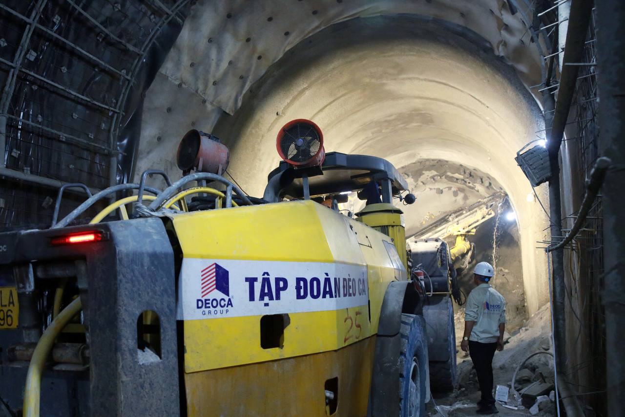 Xuyên ngày đêm khắc phục sự cố sạt lở hầm đường sắt Chí Thạnh, phấn đấu 30/5 thông hầm- Ảnh 4.