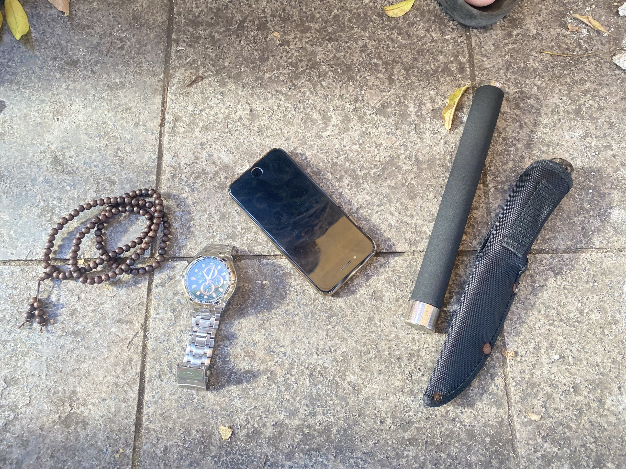 Thanh niên xăm trổ mang dao, gậy ba khúc 