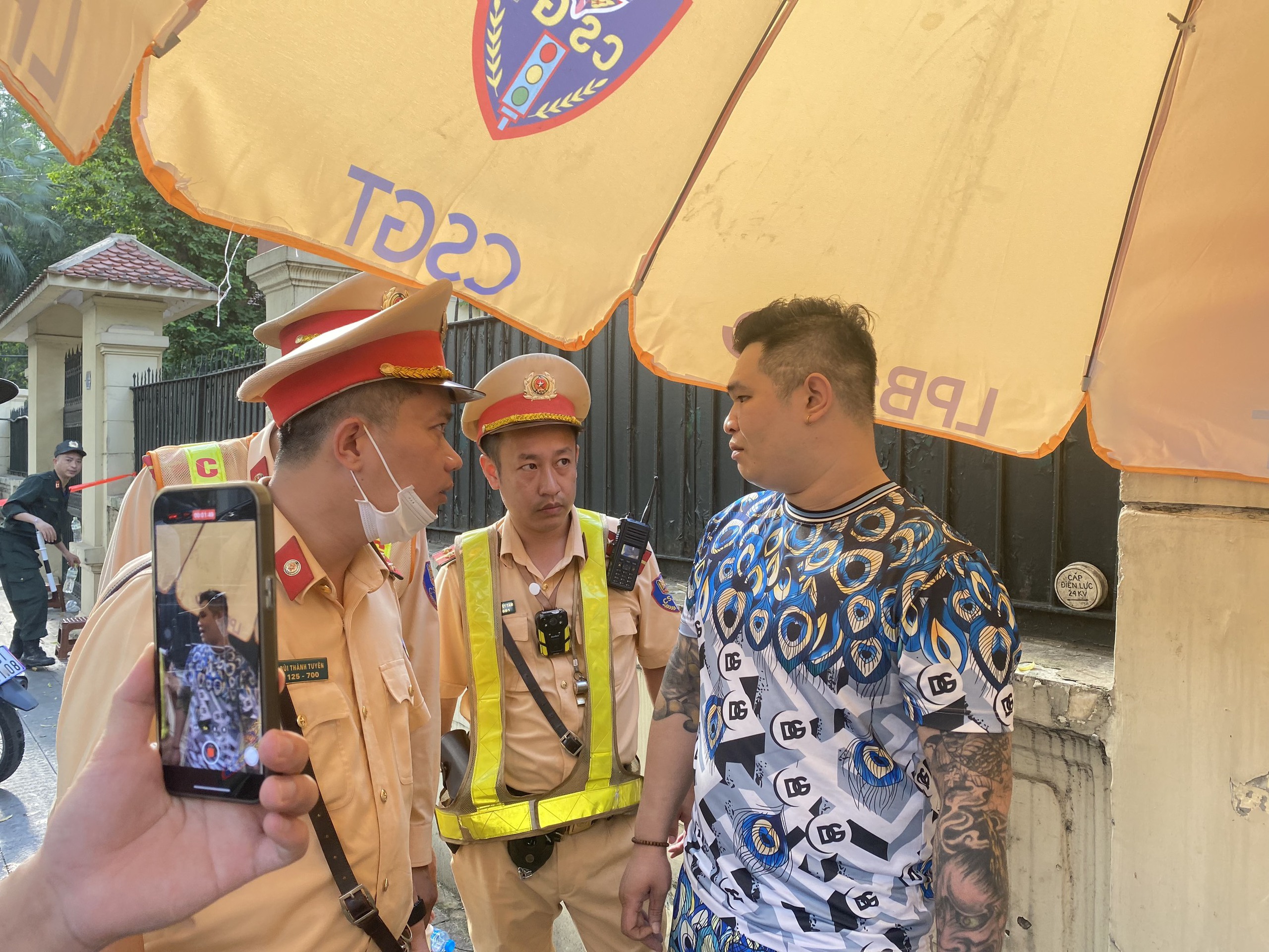 Thanh niên xăm trổ mang dao, gậy ba khúc 