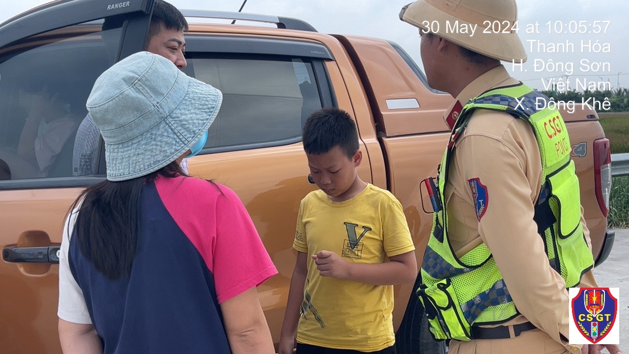 Giật mình tài xế để bé trai ở thùng xe bán tải lưu thông trên cao tốc- Ảnh 4. Giật mình tài xế để bé trai ở thùng xe bán tải lưu thông trên cao tốc- Ảnh 4.