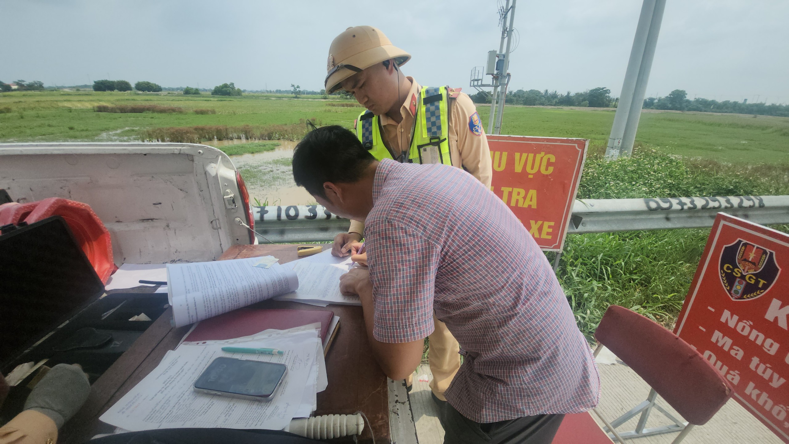 Giật mình tài xế để bé trai ở thùng xe bán tải lưu thông trên cao tốc- Ảnh 3. Giật mình tài xế để bé trai ở thùng xe bán tải lưu thông trên cao tốc- Ảnh 3.