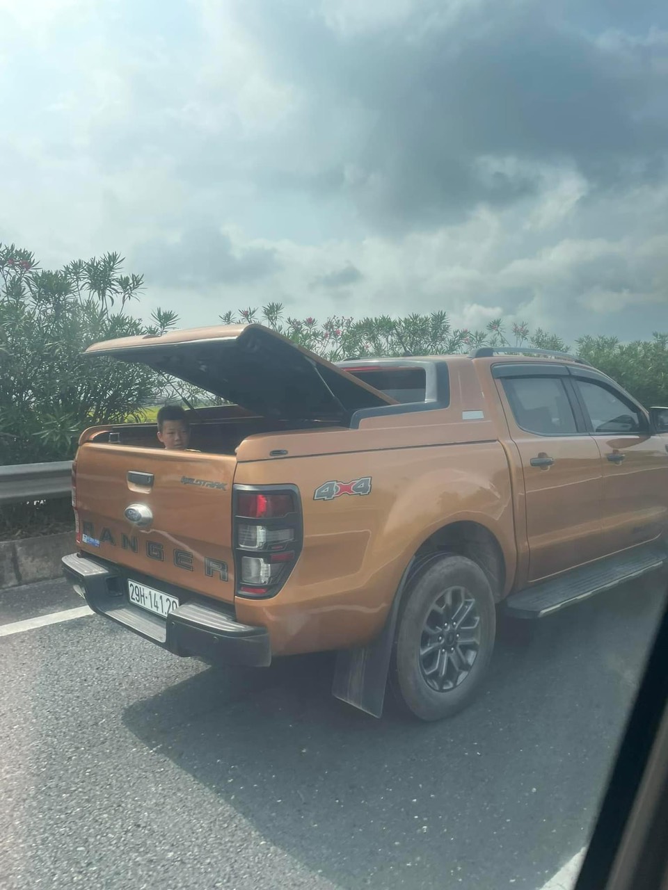 Giật mình tài xế để bé trai ở thùng xe bán tải lưu thông trên cao tốc- Ảnh 1. Giật mình tài xế để bé trai ở thùng xe bán tải lưu thông trên cao tốc- Ảnh 1.