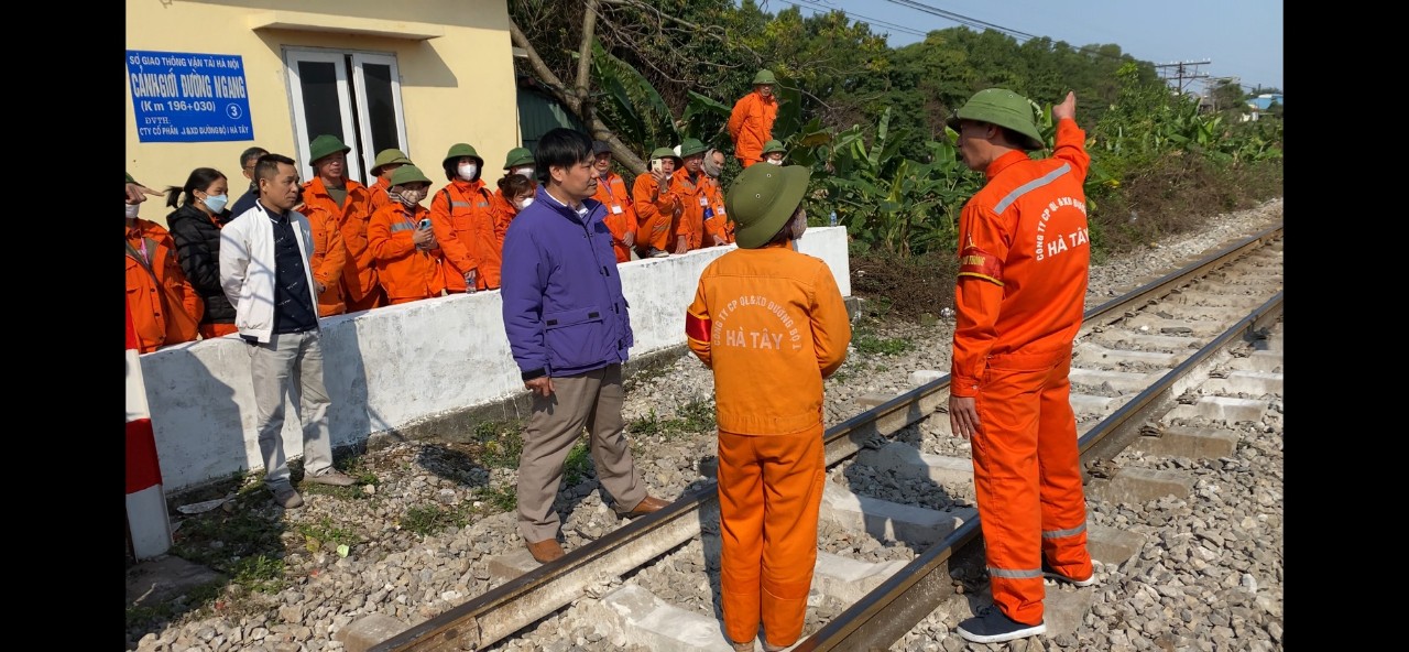 Công ty Cổ phần Quản lý và Xây dựng đường bộ I Hà Tây: Siết chặt công tác đảm bảo an toàn đường ngang- Ảnh 2.