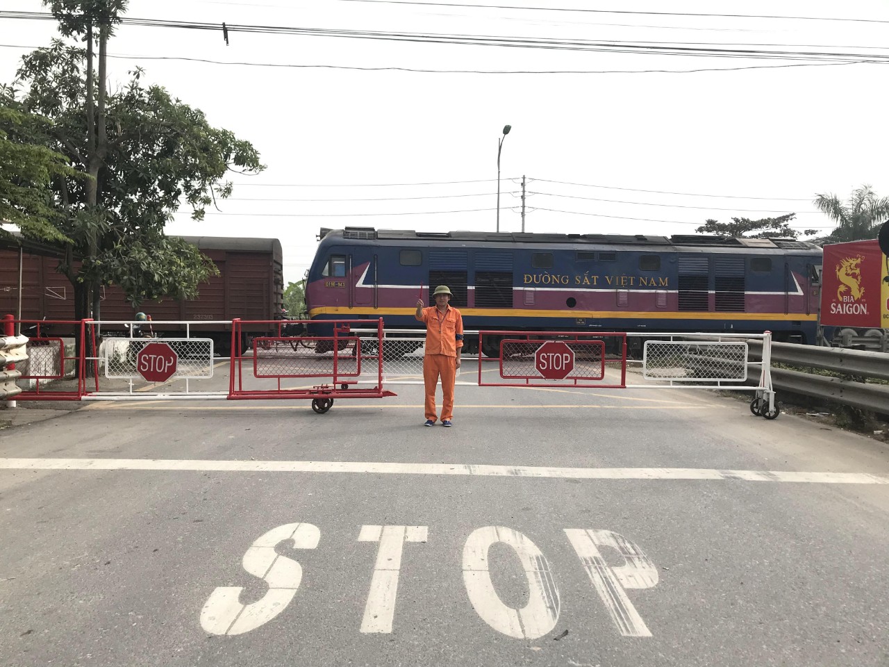 Công ty Cổ phần Quản lý và Xây dựng đường bộ I Hà Tây: Siết chặt công tác đảm bảo an toàn đường ngang- Ảnh 4.