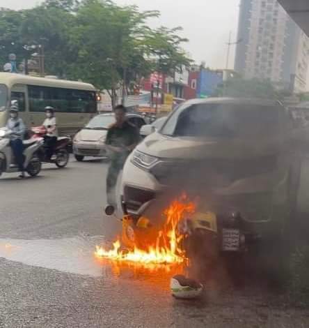 Xe máy bốc cháy dưới gầm ôtô sau va chạm- Ảnh 1. Xe máy bốc cháy dưới gầm ôtô sau va chạm- Ảnh 1.