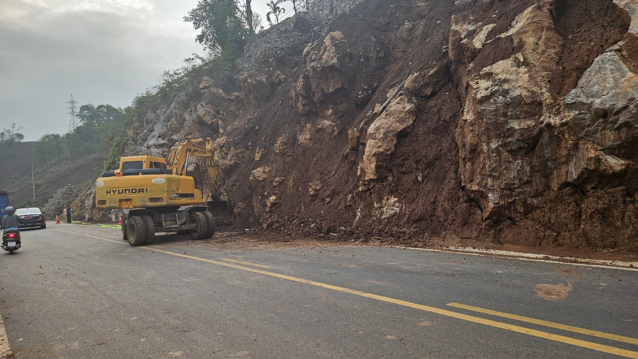Trắng đêm thông xe tuyến tránh TP. Sơn La- Ảnh 14.