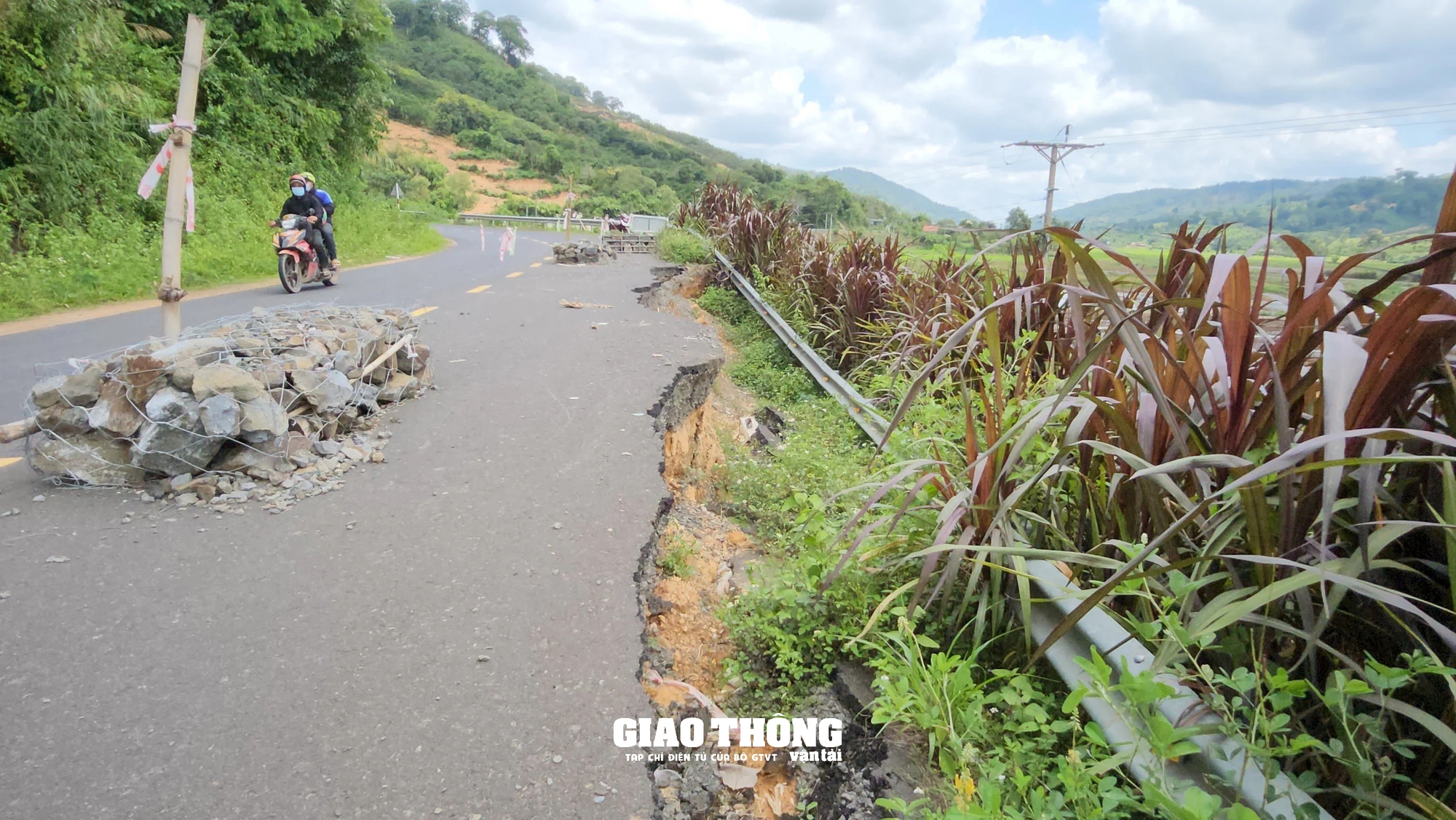 Cận cảnh tuyến Tỉnh lộ 7 ở Đắk Lắk bị sạt lở gây mất ATGT- Ảnh 4.