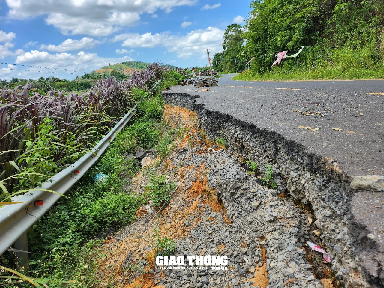 Cận cảnh tuyến Tỉnh lộ 7 ở Đắk Lắk bị sạt lở gây mất ATGT- Ảnh 6.