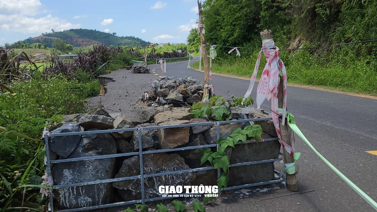 Cận cảnh tuyến Tỉnh lộ 7 ở Đắk Lắk bị sạt lở gây mất ATGT- Ảnh 7.