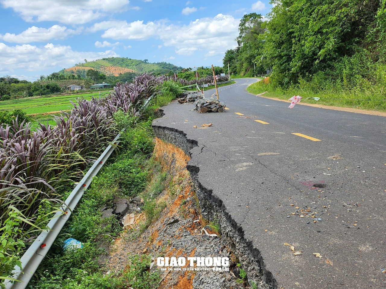 Cận cảnh tuyến Tỉnh lộ 7 ở Đắk Lắk bị sạt lở gây mất ATGT- Ảnh 10.