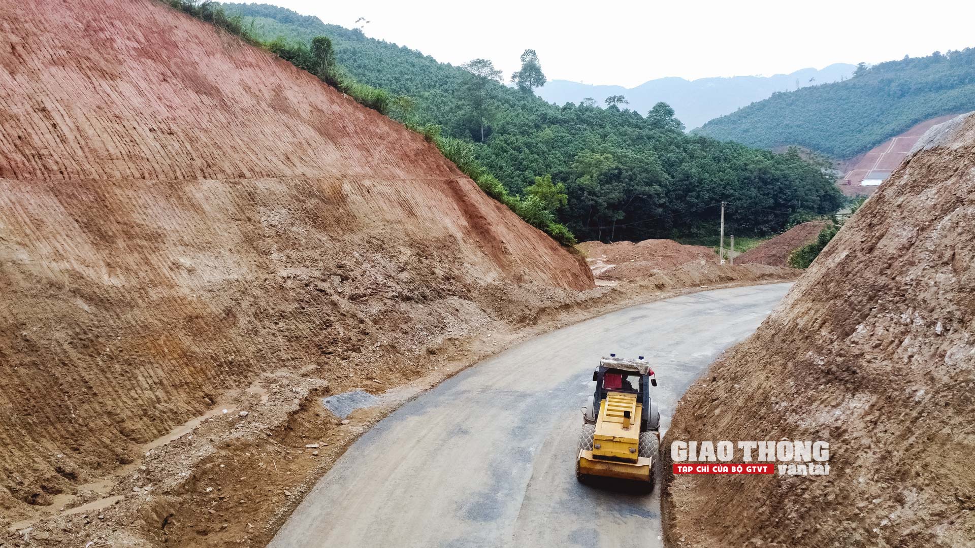 Tăng tốc thi công đường nối Nghĩa Lộ với cao tốc Nội Bài -Lào Cai những ngày nắng như đổ lửa- Ảnh 20. Tăng tốc thi công đường nối Nghĩa Lộ với cao tốc Nội Bài -Lào Cai những ngày nắng như đổ lửa- Ảnh 20.