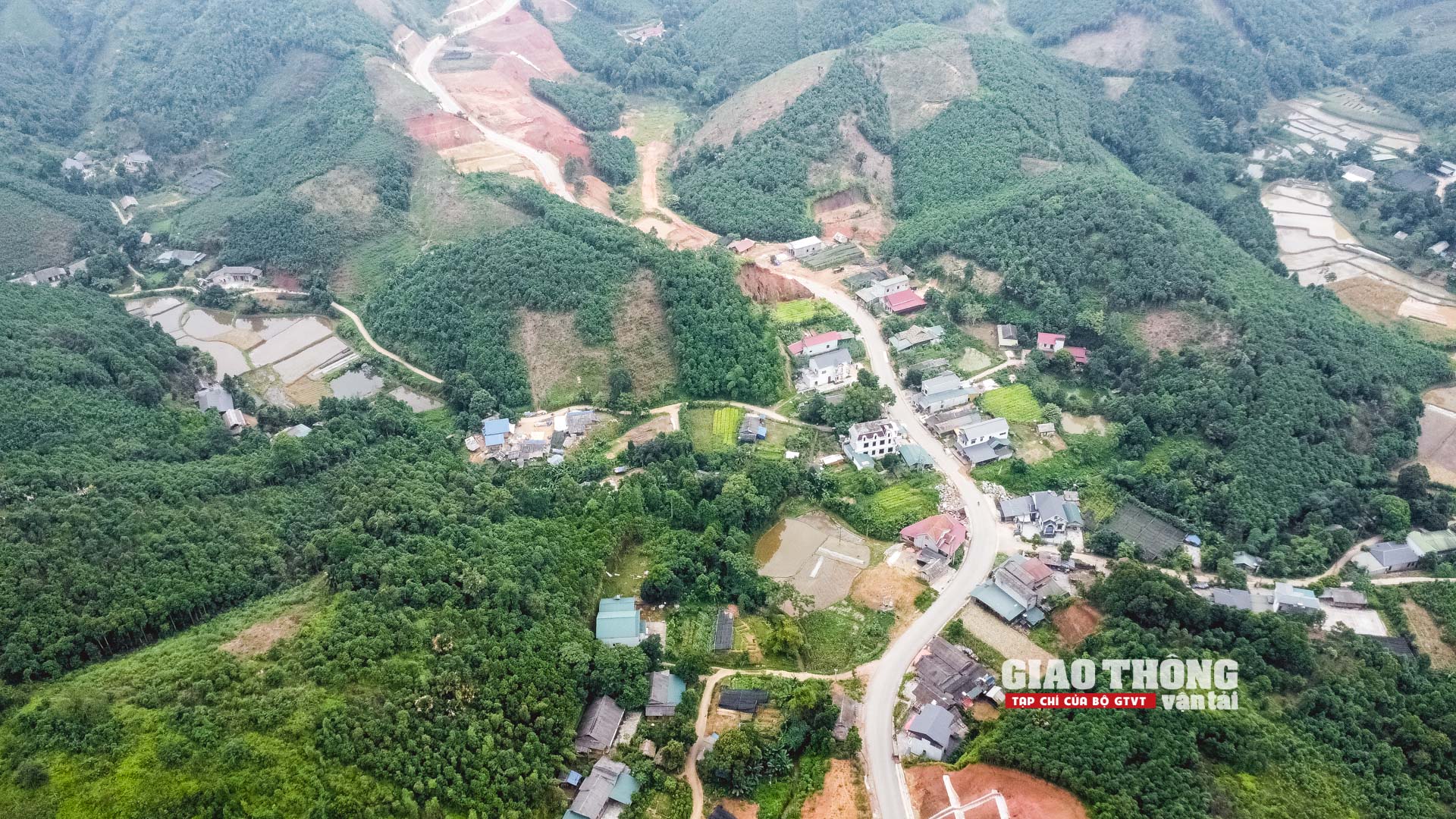 Tăng tốc thi công đường nối Nghĩa Lộ với cao tốc Nội Bài -Lào Cai những ngày nắng như đổ lửa- Ảnh 23. Tăng tốc thi công đường nối Nghĩa Lộ với cao tốc Nội Bài -Lào Cai những ngày nắng như đổ lửa- Ảnh 23.