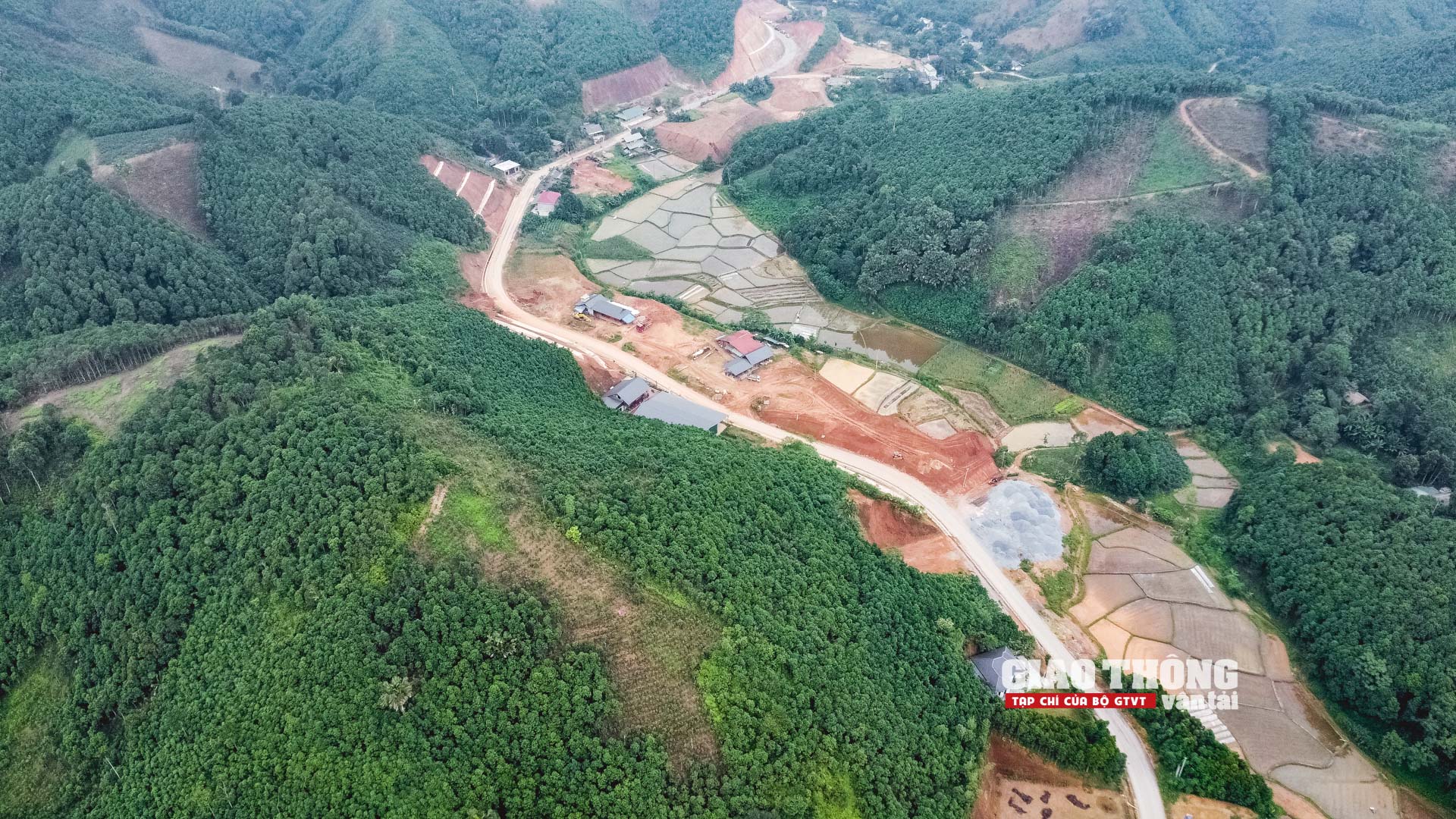 Tăng tốc thi công đường nối Nghĩa Lộ với cao tốc Nội Bài -Lào Cai những ngày nắng như đổ lửa- Ảnh 1. Tăng tốc thi công đường nối Nghĩa Lộ với cao tốc Nội Bài -Lào Cai những ngày nắng như đổ lửa- Ảnh 1.