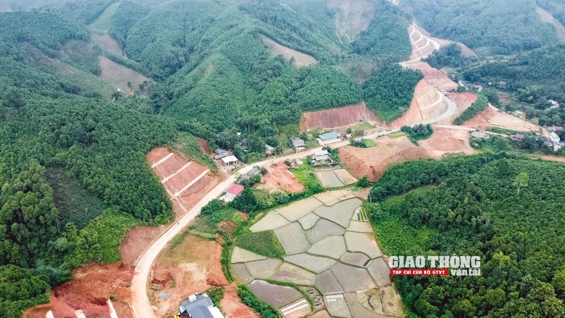 Tăng tốc thi công đường nối Nghĩa Lộ với cao tốc Nội Bài -Lào Cai những ngày nắng như đổ lửa- Ảnh 22. Tăng tốc thi công đường nối Nghĩa Lộ với cao tốc Nội Bài -Lào Cai những ngày nắng như đổ lửa- Ảnh 22.