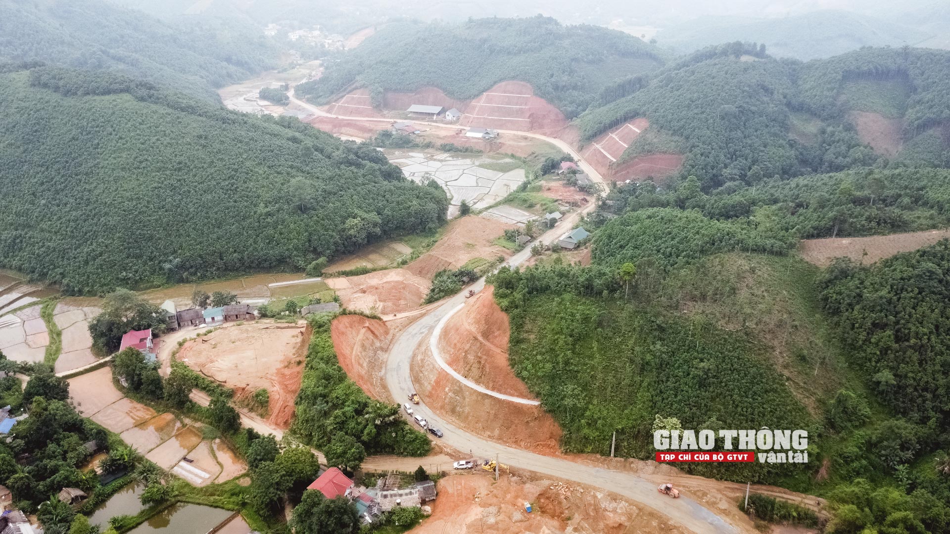 Tăng tốc thi công đường nối Nghĩa Lộ với cao tốc Nội Bài -Lào Cai những ngày nắng như đổ lửa- Ảnh 7. Tăng tốc thi công đường nối Nghĩa Lộ với cao tốc Nội Bài -Lào Cai những ngày nắng như đổ lửa- Ảnh 7.