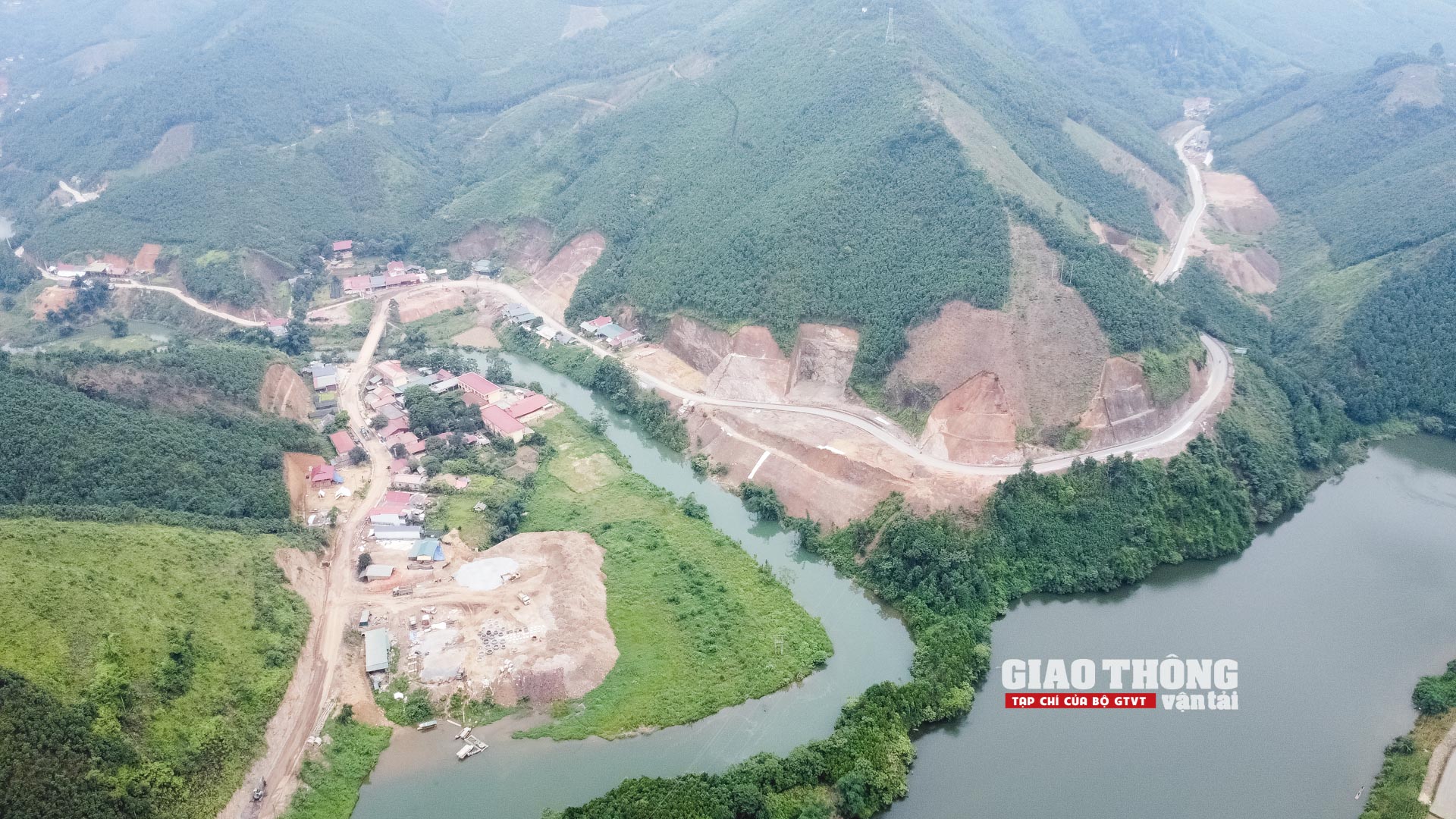 Tăng tốc thi công đường nối Nghĩa Lộ với cao tốc Nội Bài -Lào Cai những ngày nắng như đổ lửa- Ảnh 10. Tăng tốc thi công đường nối Nghĩa Lộ với cao tốc Nội Bài -Lào Cai những ngày nắng như đổ lửa- Ảnh 10.